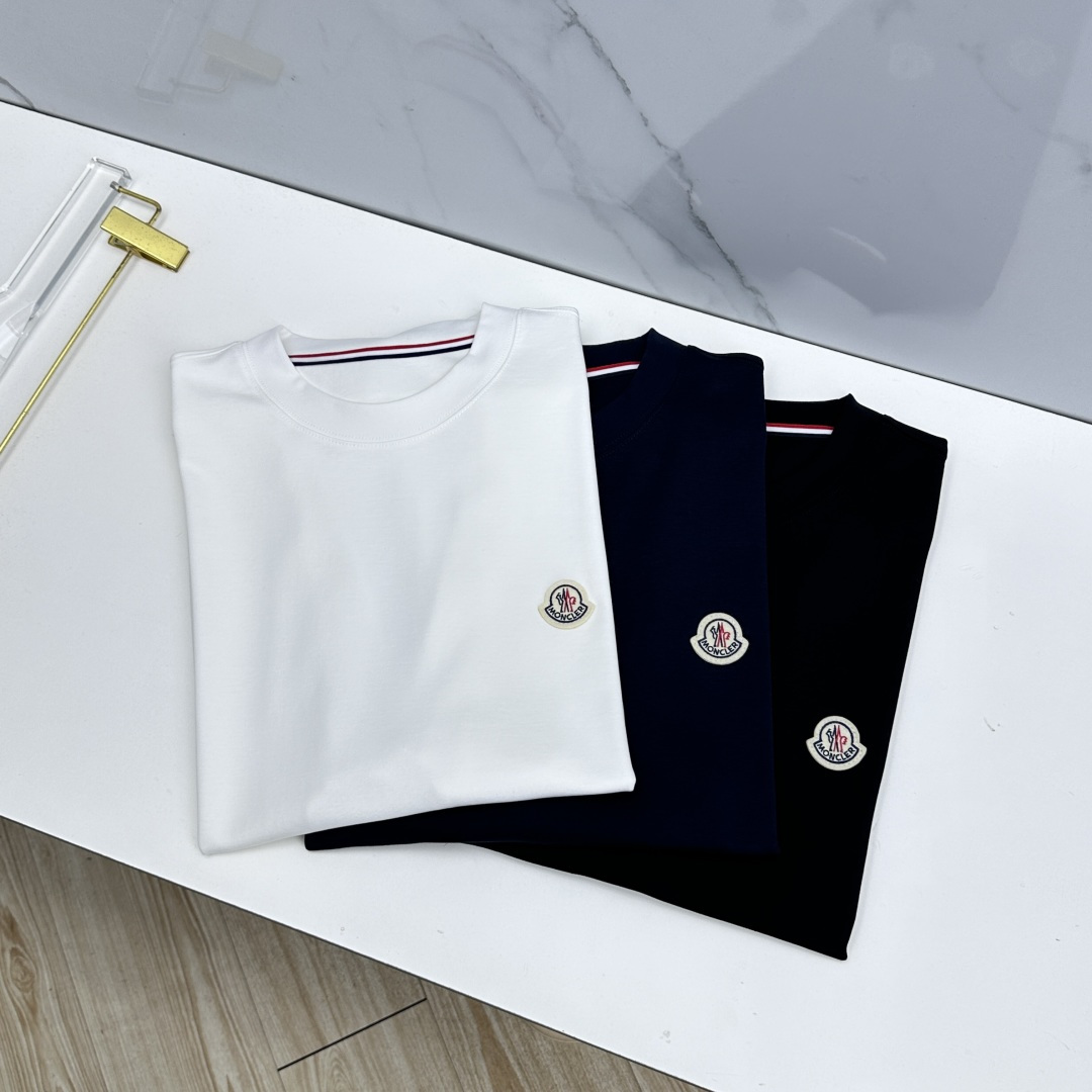 NO:835159,Moncler Mouth Mouth New debut counter latest short-sleeved round neck T-shirt, high-end customized chapter logo design, high-definition fabric. 82 cotton + 18 polyester fiber combination, soft to the touch. Comfortable to wear. Taking into account both comfort and practicality. Counter-level exquisite stitching. Fine workmanship. Very wide and hammered!  A must-have item for a stylish man!  023 Size M-3XL,,Moncler,T-shirt,tees,t-shirt,19860909Moncler蒙口 新款首发专柜最新款短袖圆领T恤 高端订制 章仔徽标设计 高定面料.82棉+18聚酯纤维的搭配,手感柔软.穿着舒适.兼顾了舒适度和实用性.专柜级别精致车线.做工精细.挺阔有锤坠感！型男必备单品！023 尺码M-3XL,,Moncler,T-shirt,tees，t-shirt,,Men's clothing