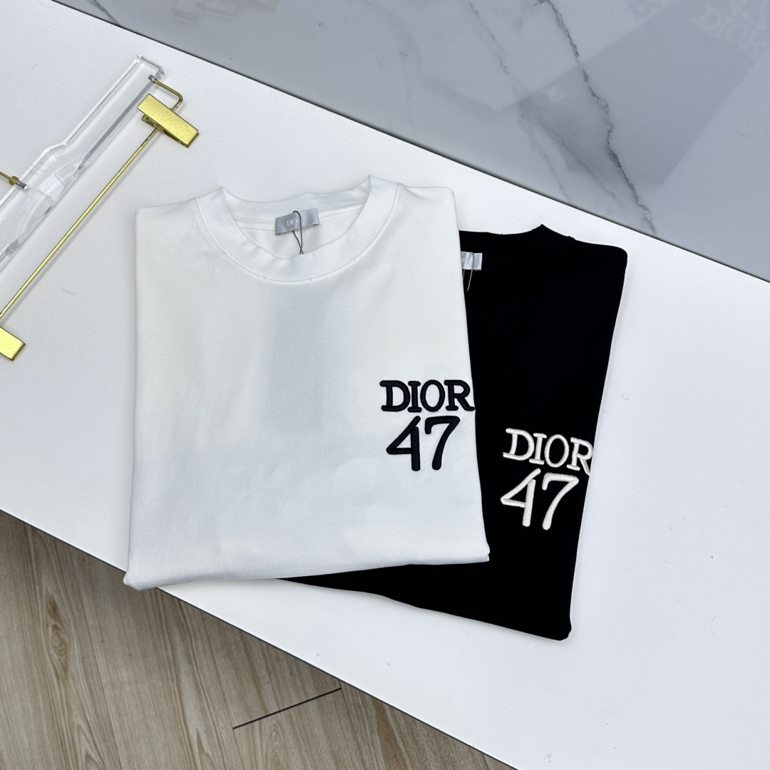 NO:827837,Dior Dior micro wide version 2026 spring and summer new short-sleeved official website same style T-shirt double yarn pure cotton fabric diversified matching is the current innovative trend at the forefront of fashion. The collision of retro and modern elements extreme violent aesthetics. Fashion matching complete three standards xh sizes M-XXL, dior, dior, T-shirt, tees, t-shirt,19860909Dior迪奥 微阔版本 2026春夏新款短袖 官网同款T恤 双纱纯棉面料 多元化搭配 是眼下时尚前沿的创新趋势 复古与现代化元素的碰撞 极端的暴力美学.时尚搭配 三标齐全xh 尺码M-XXL,,dior,dior,T-shirt,tees，t-shirt,,Men's clothing