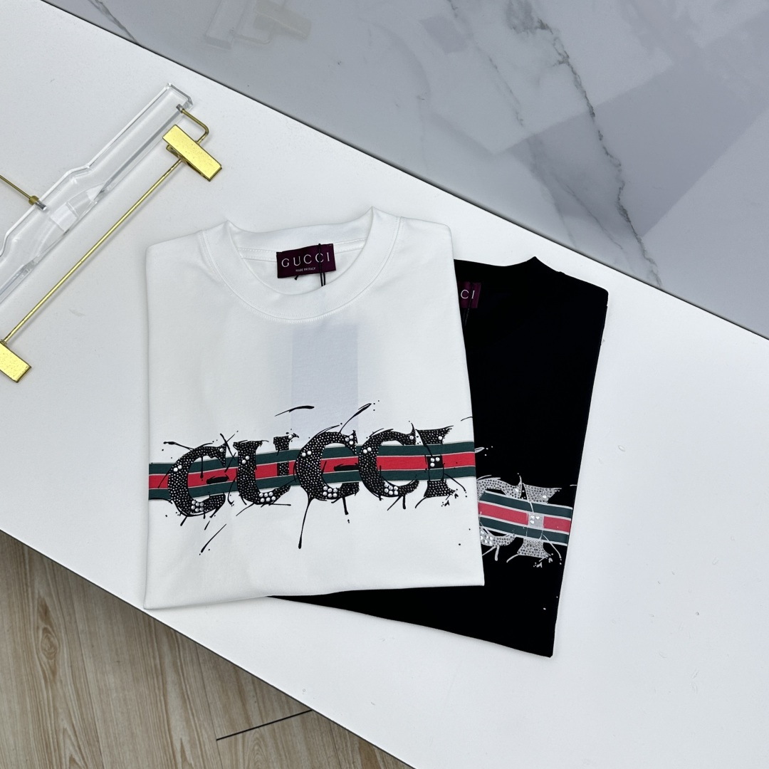 NO:827849,Gucci Gucci micro wide version 2026 spring and summer new short-sleeved official website same style T-shirt double yarn pure cotton fabric diversified matching is the current innovative trend at the forefront of fashion. The collision of retro and modern elements extreme violent aesthetics. Fashion matching complete three standards xh sizes M-XXL,, gucci, gucci, T-shirt, tees, t-shirt,19860909Gucci古驰 微阔版本 2026春夏新款短袖 官网同款T恤 双纱纯棉面料 多元化搭配 是眼下时尚前沿的创新趋势 复古与现代化元素的碰撞 极端的暴力美学.时尚搭配 三标齐全xh 尺码M-XXL,,gucci,gucci,T-shirt,tees，t-shirt,,Men's clothing