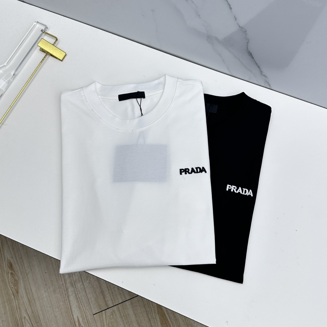 NO:776002,Prada Prada's new debut counter, the latest short-sleeved round neck T-shirt, high-end custom design, avant-garde and fashionable!  The brand logo is designed with heavy craftsmanship. High-end long-staple cotton fabric. Soft to the touch. Comfortable to wear. Counter-level exquisite stitching. Fine workmanship. The upper body effect is incomparably handsome!  A must-have item for a stylish man!  A7 size S-XL,,prada,prada,T-shirt,tees,t-shirt,19860909Prada普拉达 新款首发专柜最新款短袖圆领T恤 高端订制 设计前卫时尚！品牌logo重工艺设计 高端长绒棉面料.手感柔软.穿着舒适.专柜级别精致车线.做工精细.上身效果无敌帅气！型男必备单品！A7 尺码S-XL,,prada,prada,T-shirt,tees，t-shirt,,Men's clothing