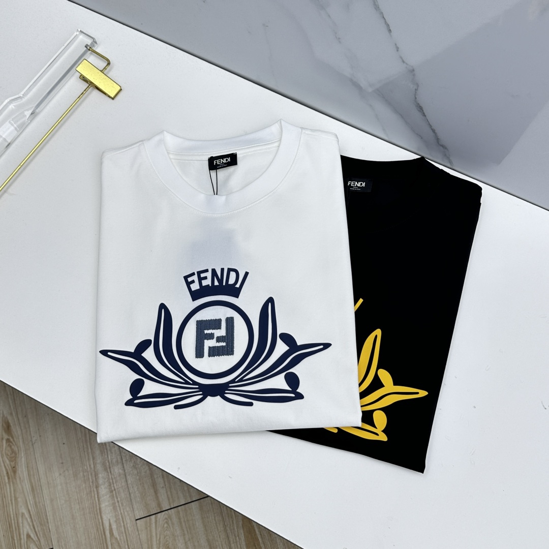 NO:775968,Fendi Fendi's new debut counter, the latest short-sleeved round neck T-shirt, high-end custom design, avant-garde and fashionable!  The brand logo is designed with heavy craftsmanship. High-end long-staple cotton fabric. Soft to the touch. Comfortable to wear. Counter-level exquisite stitching. Fine workmanship. The upper body effect is incomparably handsome!  A must-have item for a stylish man!  A7 size S-XL,,fendi,fendi,T-shirt,tees,t-shirt,19860909Fendi芬迪 新款首发专柜最新款短袖圆领T恤 高端订制 设计前卫时尚！品牌logo重工艺设计 高端长绒棉面料.手感柔软.穿着舒适.专柜级别精致车线.做工精细.上身效果无敌帅气！型男必备单品！A7 尺码S-XL,,fendi,fendi,T-shirt,tees，t-shirt,,Men's clothing