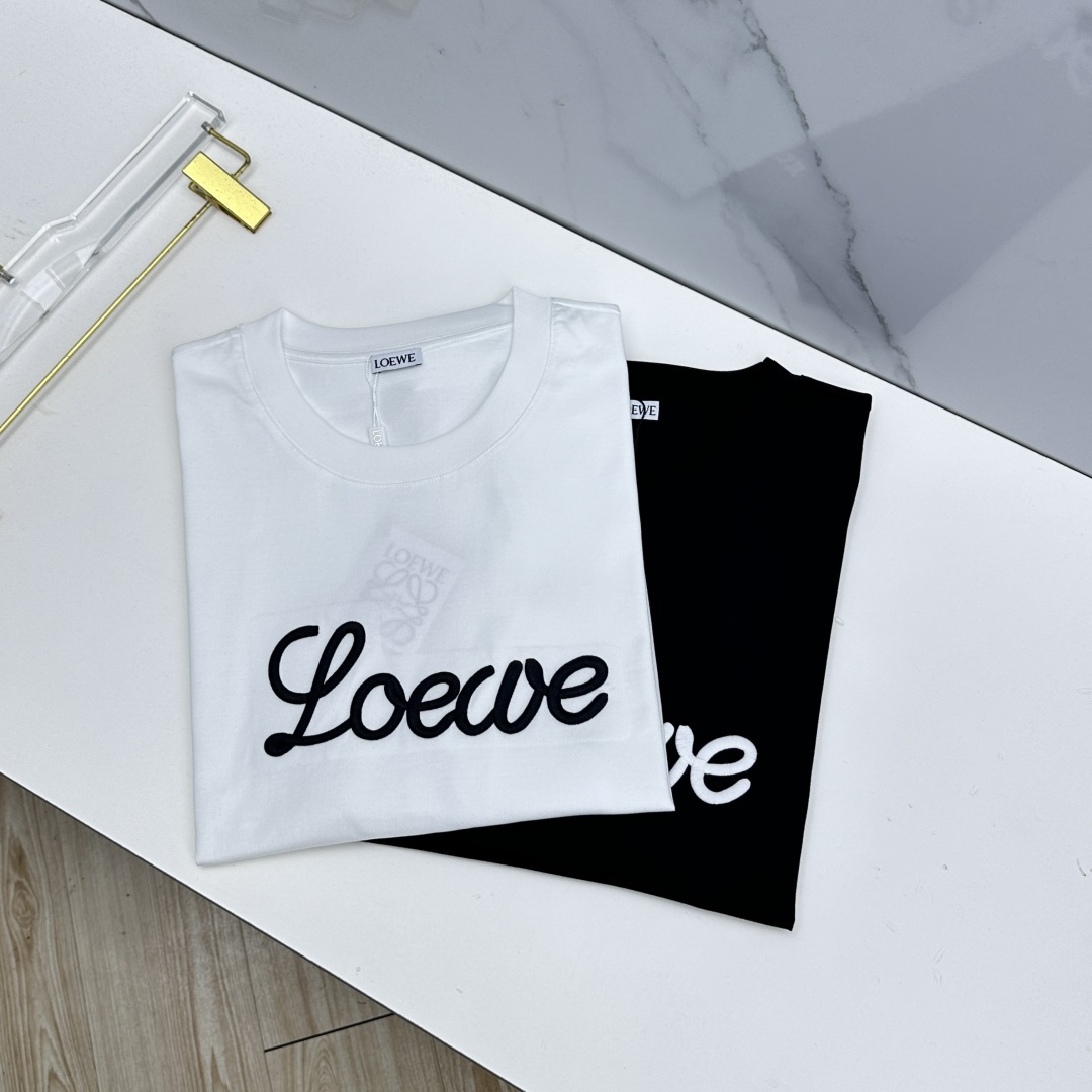 NO:775971,LOEWE's new debut counter, the latest short-sleeved round neck T-shirt, high-end custom design, avant-garde and fashionable!  The brand logo is designed with heavy craftsmanship. High-end long-staple cotton fabric. Soft to the touch. Comfortable to wear. Counter-level exquisite stitching. Fine workmanship. The upper body effect is incomparably handsome!  A must-have item for a stylish man!  A7 size M-3XL,,loewe,loewe,T-shirt,tees,t-shirt,19860909LOEWE罗意威 新款首发专柜最新款短袖圆领T恤 高端订制 设计前卫时尚！品牌logo重工艺设计 高端长绒棉面料.手感柔软.穿着舒适.专柜级别精致车线.做工精细.上身效果无敌帅气！型男必备单品！A7 尺码M-3XL,,loewe,loewe,T-shirt,tees，t-shirt,,Men's clothing