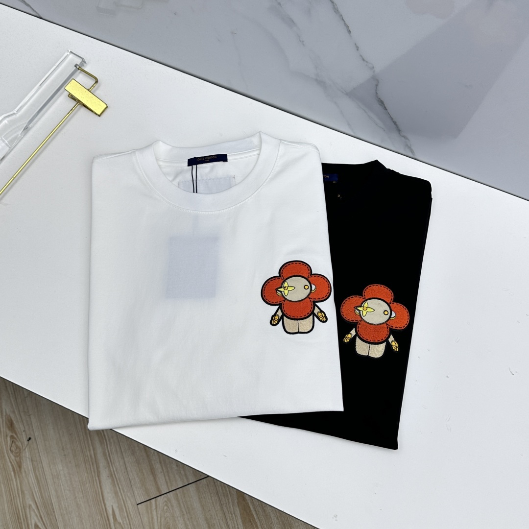 NO:775975,LV Louis Vuitton's new debut counter, the latest short-sleeved round neck T-shirt, high-end customization, avant-garde and fashionable design!  The brand logo is designed with heavy craftsmanship. High-end long-staple cotton fabric. Soft to the touch. Comfortable to wear. Counter-level exquisite stitching. Fine workmanship. The upper body effect is incomparably handsome!  A must-have item for a stylish man!  A7 size S-XL,,louis vuitton,louis vuitton,T-shirt,tees,t-shirt,19860909LV路易威登 新款首发专柜最新款短袖圆领T恤 高端订制 设计前卫时尚！品牌logo重工艺设计 高端长绒棉面料.手感柔软.穿着舒适.专柜级别精致车线.做工精细.上身效果无敌帅气！型男必备单品！A7 尺码S-XL,,louis vuitton,louis vuitton,T-shirt,tees，t-shirt,,Men's clothing
