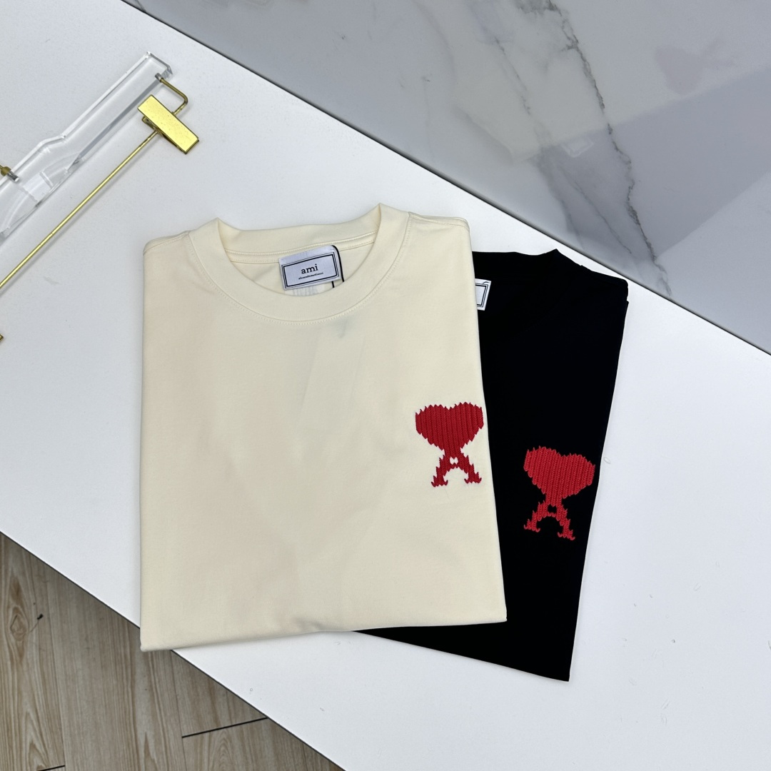 NO:775978,AMi's new debut counter, the latest short-sleeved round neck T-shirt, high-end custom design, avant-garde and fashionable!  The brand logo is designed with heavy craftsmanship. High-end long-staple cotton fabric. Soft to the touch. Comfortable to wear. Counter-level exquisite stitching. Fine workmanship. The upper body effect is incomparably handsome!  A must-have item for a stylish man!  A7 size S-XL,,T-shirt,tees,t-shirt,19860909AMi 新款首发专柜最新款短袖圆领T恤 高端订制 设计前卫时尚！品牌logo重工艺设计 高端长绒棉面料.手感柔软.穿着舒适.专柜级别精致车线.做工精细.上身效果无敌帅气！型男必备单品！A7 尺码S-XL,,T-shirt,tees，t-shirt,,Men's clothing