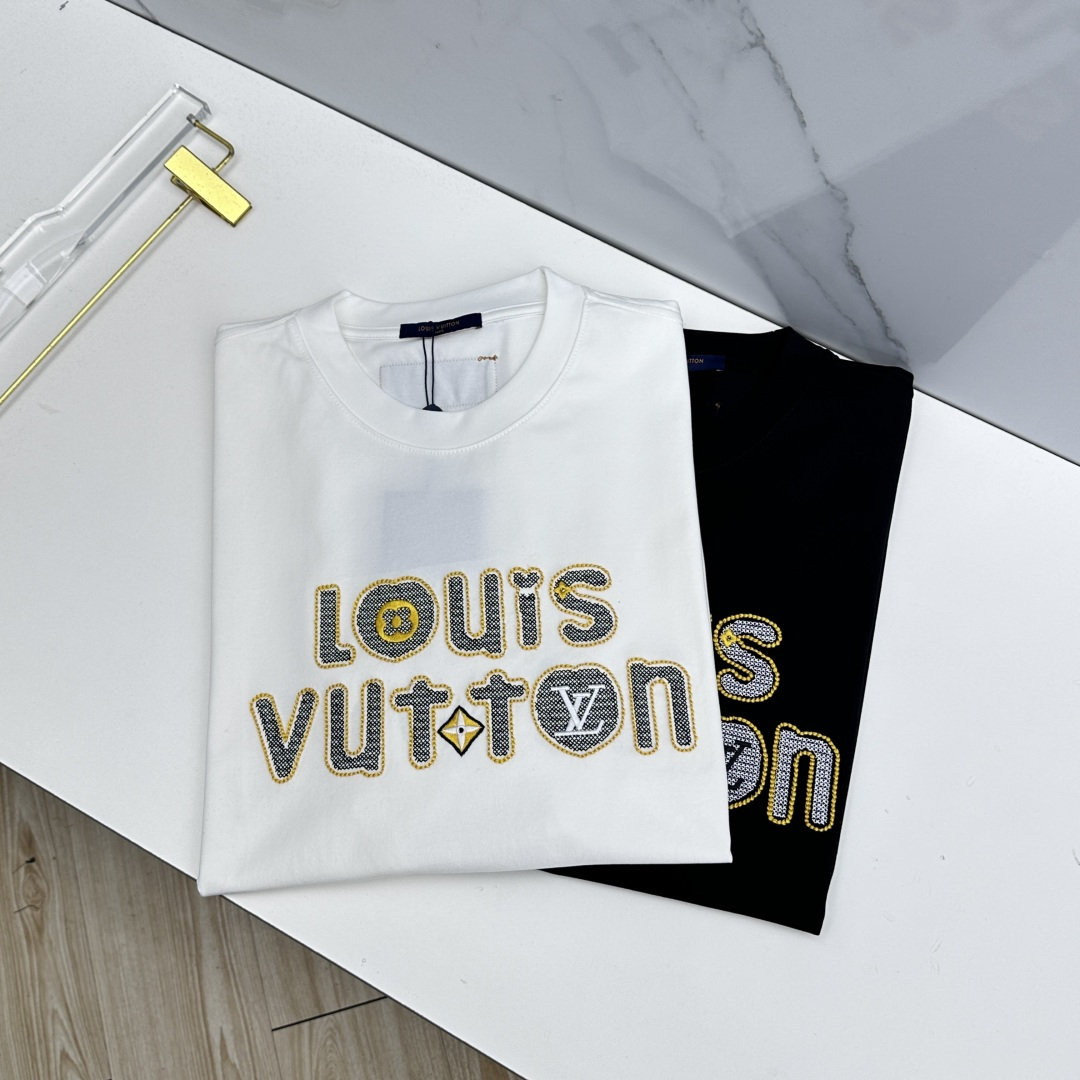 NO:775983,LV Louis Vuitton's new debut counter, the latest short-sleeved round neck T-shirt, high-end customization, avant-garde and fashionable design!  The brand logo is designed with heavy craftsmanship. High-end long-staple cotton fabric. Soft to the touch. Comfortable to wear. Counter-level exquisite stitching. Fine workmanship. The upper body effect is incomparably handsome!  A must-have item for a stylish man!  A7 size S-XL,,louis vuitton,louis vuitton,T-shirt,tees,t-shirt,19860909LV路易威登 新款首发专柜最新款短袖圆领T恤 高端订制 设计前卫时尚！品牌logo重工艺设计 高端长绒棉面料.手感柔软.穿着舒适.专柜级别精致车线.做工精细.上身效果无敌帅气！型男必备单品！A7 尺码S-XL,,louis vuitton,louis vuitton,T-shirt,tees，t-shirt,,Men's clothing