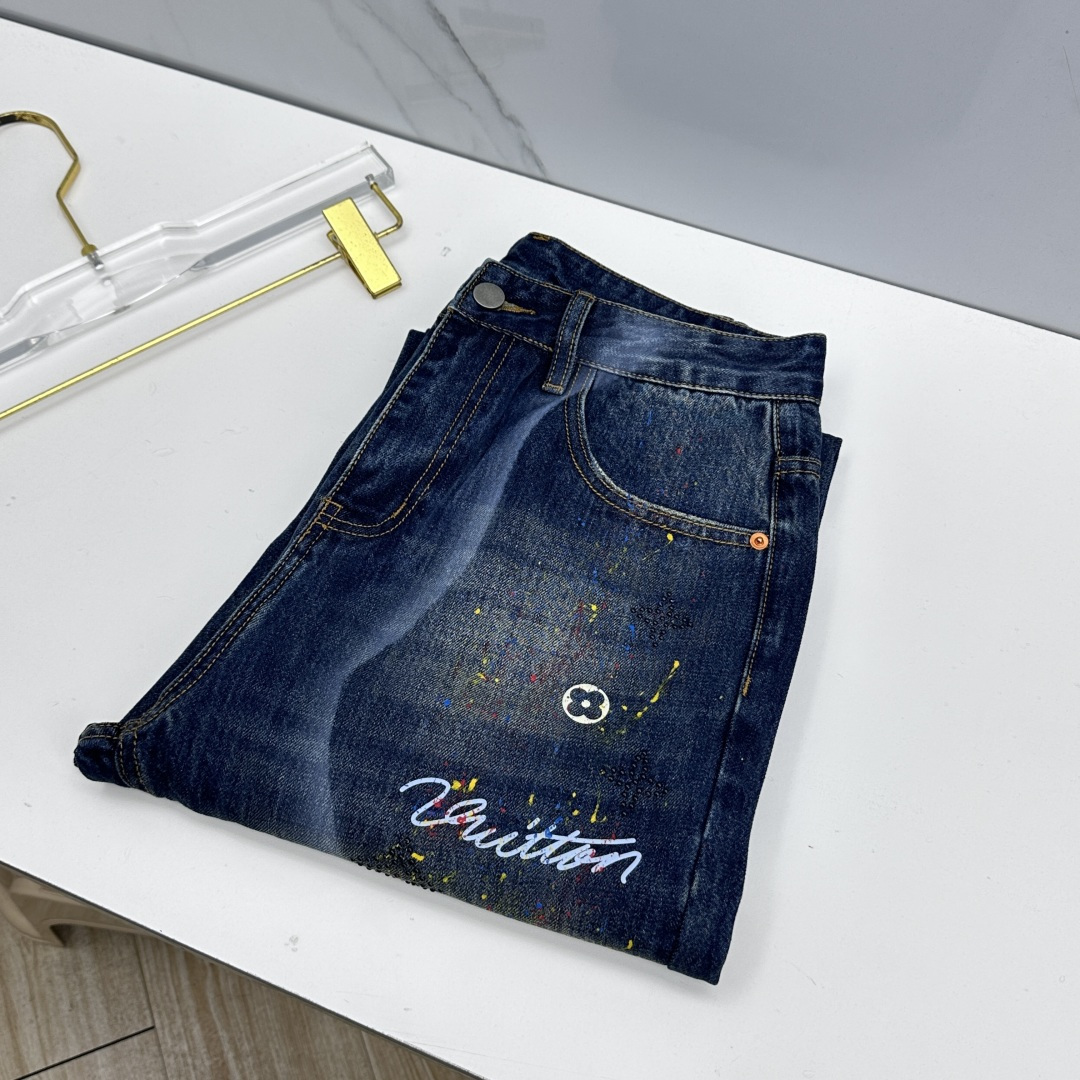 NO:776008,LV Louis Vuitton high-end customization, 26ss new jeans wide-leg straight pants, sold simultaneously at the counter, original customized replica, customer-supplied hardware accessories, original quality, imported solid color denim fabric, heavy craft beading logo brand, can be worn in all seasons, fine workmanship and routing, better upper body, effectively adjust body proportions. Preferred items, su code number 29-38, no 35.37,, louis vuitton, louis vuitton, jeans,19860909LV路易威登 高端定制、26ss新款牛仔裤阔腿直筒裤 柜台同步发售 原版定制复刻 客供五金辅料 原单品质 进口固色牛仔面料 重工艺钉珠logo品牌 四季皆可穿搭,做工走线精细 上身更佳,有效调整身型比例.优选单品su 码数29-38无35.37,,louis vuitton,louis vuitton,jeans,,Men's clothing