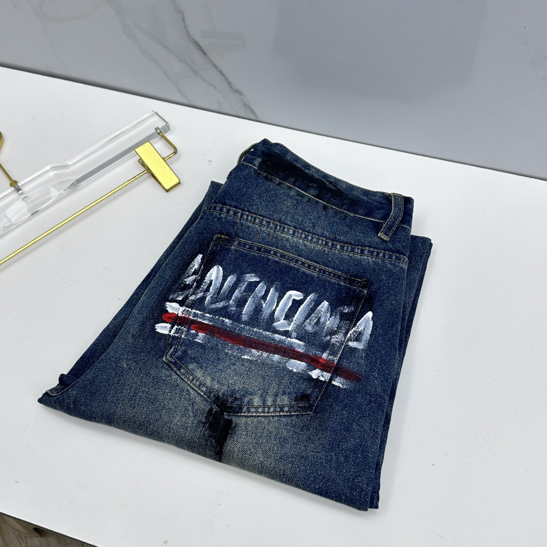 NO:776011,Balenciaga high-end customization, 26ss new jeans wide-leg straight pants, sold simultaneously at the counter, original custom-made replicas, customer-supplied hardware accessories, original quality, imported solid-color denim fabrics, heavy craftsmanship, hand-painted logo brand, can be worn in all seasons, fine workmanship, better upper body, effectively adjust body proportions. Preferred item, su size 29-38, no 35.37,,balenciaga,balenciaga,jeans,19860909Balenciaga巴黎世家 高端定制、26ss新款牛仔裤阔腿直筒裤 柜台同步发售 原版定制复刻 客供五金辅料 原单品质 进口固色牛仔面料 重工艺手绘logo品牌 四季皆可穿搭,做工走线精细 上身更佳,有效调整身型比例.优选单品su 码数29-38无35.37,,balenciaga,balenciaga,jeans,,Men's clothing