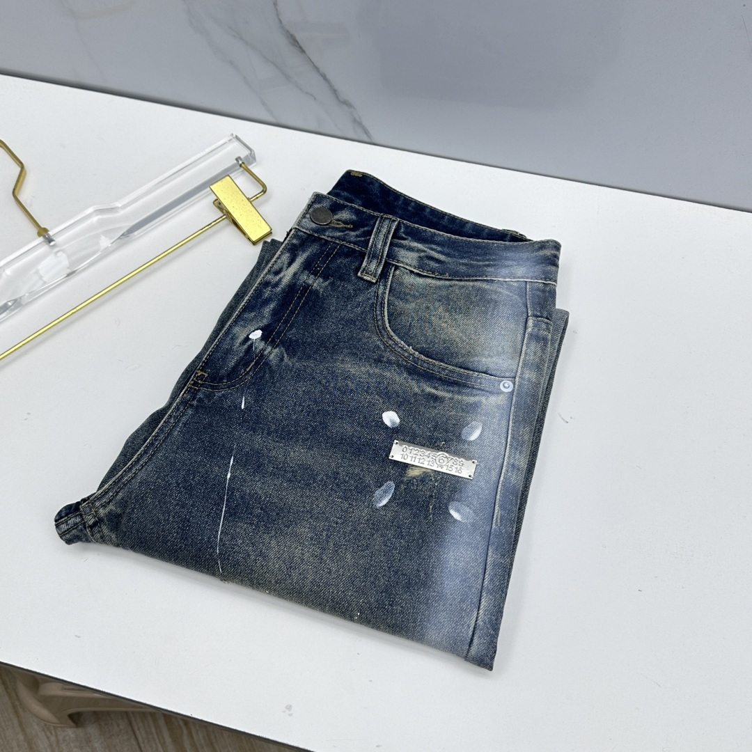 NO:776015,MM6 high-end customization, 26ss new jeans wide-leg straight pants, sold simultaneously at the counter, original customized replica, customer-supplied hardware accessories, original quality, imported solid color denim fabric, heavy craftsmanship, hand-painted logo brand, can be worn in all seasons, fine workmanship and routing, better upper body, effectively adjust body proportions. Preferred items, su size 29-38, no 35.37, masion margiela,jeans,19860909MM6 高端定制、26ss新款牛仔裤阔腿直筒裤 柜台同步发售 原版定制复刻 客供五金辅料 原单品质 进口固色牛仔面料 重工艺手绘logo品牌 四季皆可穿搭,做工走线精细 上身更佳,有效调整身型比例.优选单品su 码数29-38无35.37,,masion margiela,jeans,,Men's clothing