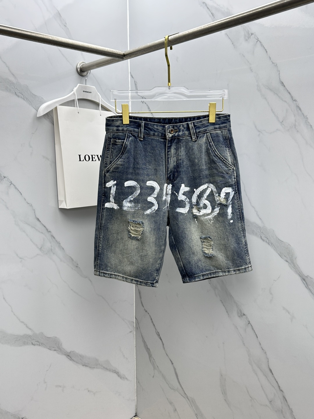 NO:776020,mM6 high-end customization, 26ss new denim shorts, sold simultaneously at the counter, original customized replica, customer-supplied hardware accessories, original quality, imported solid color denim fabric, heavy craftsmanship, hand-painted logo brand, fine workmanship, better upper body, effectively adjust body proportions. Preferred items, su size 29-38, no 35.37, masion margiela, shorts,19860909mM6 高端定制、26ss新款牛仔短裤 柜台同步发售 原版定制复刻 客供五金辅料 原单品质 进口固色牛仔面料 重工艺手绘logo品牌 做工走线精细 上身更佳,有效调整身型比例.优选单品su 码数29-38无35.37,,masion margiela,shorts,,Men's clothing