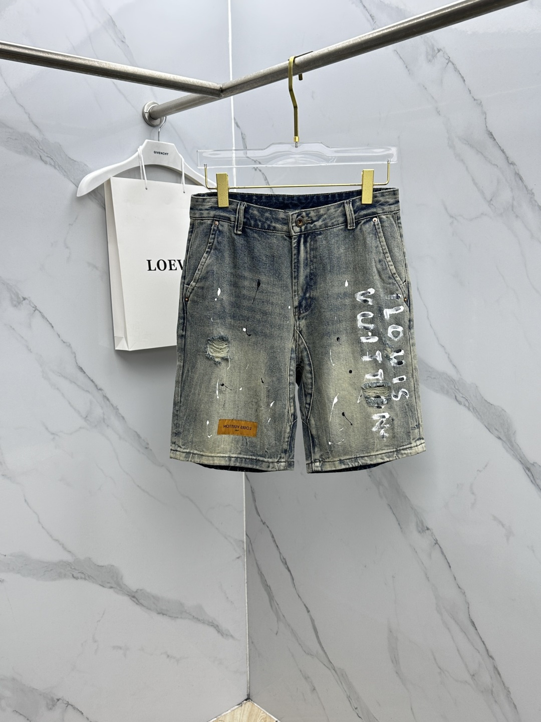 NO:776030,LV Louis Vuitton high-end customization, 26ss new denim shorts, simultaneous sale at the counter, original custom-made replica, customer-supplied hardware accessories, original quality, imported solid color denim fabric, heavy craftsmanship, hand-painted logo brand, fine workmanship, better upper body, effectively adjust body proportions. Preferred items, su size 29-38, no 35.37,, louis vuitton, louis vuitton, shorts,19860909LV路易威登 高端定制、26ss新款牛仔短裤 柜台同步发售 原版定制复刻 客供五金辅料 原单品质 进口固色牛仔面料 重工艺手绘logo品牌 做工走线精细 上身更佳,有效调整身型比例.优选单品su 码数29-38无35.37,,louis vuitton,louis vuitton,shorts,,Men's clothing