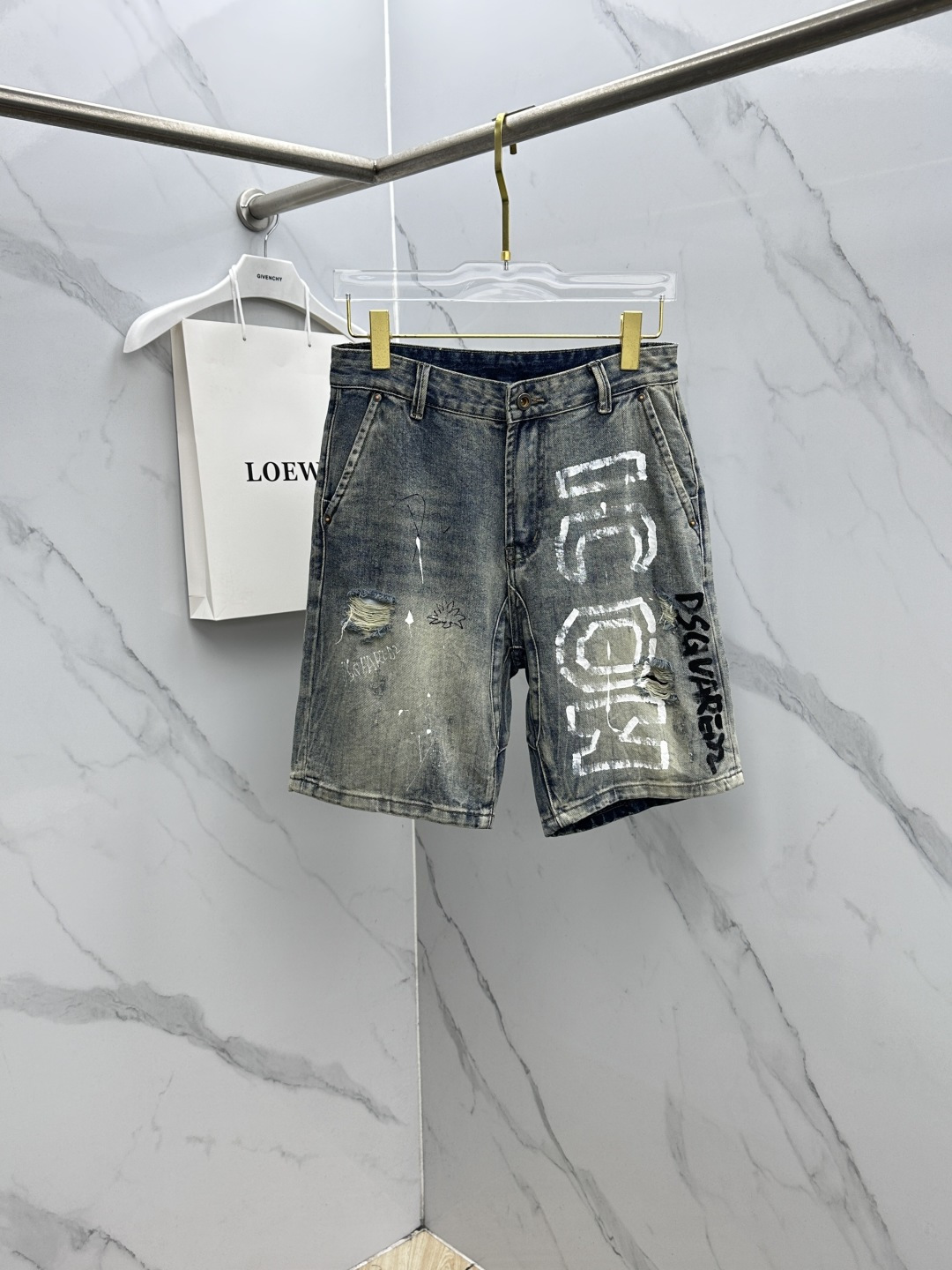 NO:776034,D2 power High-end customization, 26ss new denim shorts, simultaneous sale at the counter, original customized replica, customer-supplied hardware and accessories, original quality, imported solid-color denim fabric, heavy craftsmanship, hand-painted logo brand, fine workmanship, better upper body, effectively adjust body proportions. Preferred item, su size 29-38, no 35.37,,shorts,19860909D2次方 高端定制、26ss新款牛仔短裤 柜台同步发售 原版定制复刻 客供五金辅料 原单品质 进口固色牛仔面料 重工艺手绘logo品牌 做工走线精细 上身更佳,有效调整身型比例.优选单品su 码数29-38无35.37,,shorts,,Men's clothing