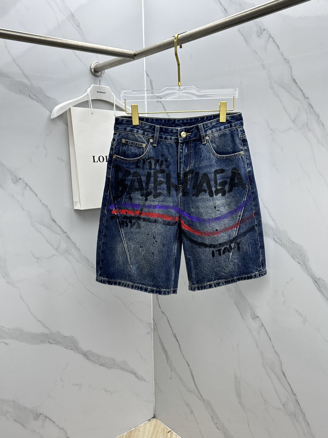 NO:776043,Balenciaga Balenciaga high-end customization, 26ss new denim shorts, simultaneous sale at the counter, original custom-made replicas, customer-supplied hardware accessories, original quality, imported solid-color denim fabrics, heavy craftsmanship, hand-painted logo brand, fine workmanship, better upper body, effectively adjust body proportions. Preferred items, su size 29-38, no 35.37,,balenciaga,balenciaga,shorts,19860909Balenciaga巴黎世家 高端定制、26ss新款牛仔短裤 柜台同步发售 原版定制复刻 客供五金辅料 原单品质 进口固色牛仔面料 重工艺手绘logo品牌 做工走线精细 上身更佳,有效调整身型比例.优选单品su 码数29-38无35.37,,balenciaga,balenciaga,shorts,,Men's clothing