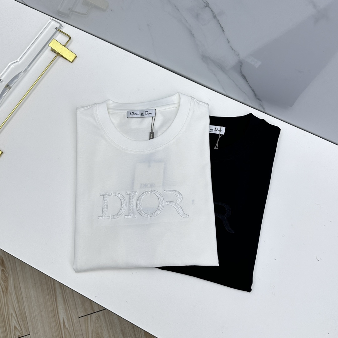 NO:776017,Dior Dior 2026 spring and summer new short-sleeved T-shirt of the same style as the official website, double yarn pure cotton fabric, diversified matching, catering to the current innovative trend of fashion cutting-edge, collision of retro and modern elements, extreme violent aesthetics. Fashion matching, complete three standards a17 size S-XXL,, dior, dior, T-shirt, tees, t-shirt,19860909Dior迪奥 2026春夏新款短袖 官网同款T恤,双纱纯棉面料 多元化搭配 迎合眼下时尚前沿的创新趋势 复古与现代化元素的碰撞 极端的暴力美学.时尚搭配 三标齐全 a17 尺码S-XXL,,dior,dior,T-shirt,tees，t-shirt,,Men's clothing
