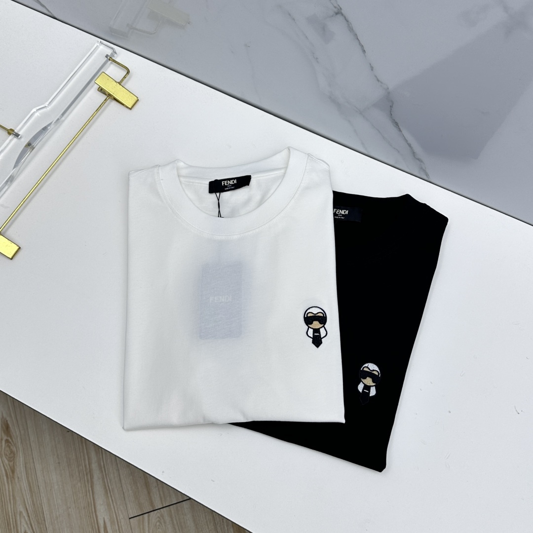 NO:776022,Fendi Fendi 2026 spring and summer new short-sleeved T-shirt of the same style as the official website, double yarn pure cotton fabric, diversified matching, catering to the current innovative trend of fashion cutting-edge, collision of retro and modern elements, extreme violent aesthetics. Fashion matching, complete three standards a17 size S-XXL,, fendi, fendi, T-shirt, tees, t-shirt,19860909Fendi芬迪 2026春夏新款短袖 官网同款T恤,双纱纯棉面料 多元化搭配 迎合眼下时尚前沿的创新趋势 复古与现代化元素的碰撞 极端的暴力美学.时尚搭配 三标齐全 a17 尺码S-XXL,,fendi,fendi,T-shirt,tees，t-shirt,,Men's clothing