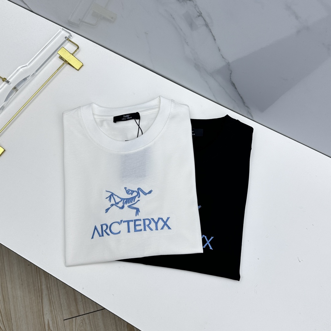 NO:776027,ARCTERYX 2026 spring and summer new short-sleeved T-shirt of the same style as the official website, double yarn pure cotton fabric, diversified matching, catering to the current innovative trend of fashion cutting-edge, collision of retro and modern elements, extreme violent aesthetics. Fashion matching, complete three standards a17 size S-XXL, arc'teryx, T-shirt, tees, t-shirt,19860909ARCTERYX始祖鸟 2026春夏新款短袖 官网同款T恤,双纱纯棉面料 多元化搭配 迎合眼下时尚前沿的创新趋势 复古与现代化元素的碰撞 极端的暴力美学.时尚搭配 三标齐全 a17 尺码S-XXL,arc'teryx,T-shirt,tees，t-shirt,,Men's clothing