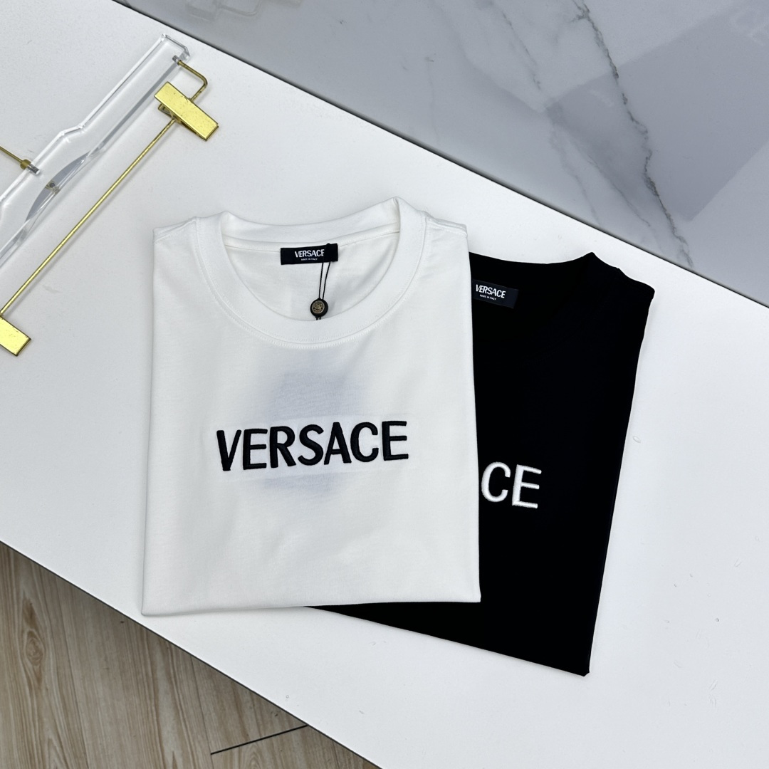 NO:776031,Versace Versace 2026 spring and summer new short-sleeved T-shirt of the same style as the official website, double yarn pure cotton fabric, diversified matching, catering to the current innovative trend of fashion cutting-edge, collision of retro and modern elements, extreme violent aesthetics. Fashion matching, complete three standards a17 size S-XXL,,versace,versace,T-shirt,tees,t-shirt,19860909Versace范思哲 2026春夏新款短袖 官网同款T恤,双纱纯棉面料 多元化搭配 迎合眼下时尚前沿的创新趋势 复古与现代化元素的碰撞 极端的暴力美学.时尚搭配 三标齐全 a17 尺码S-XXL,,versace,versace,T-shirt,tees，t-shirt,,Men's clothing