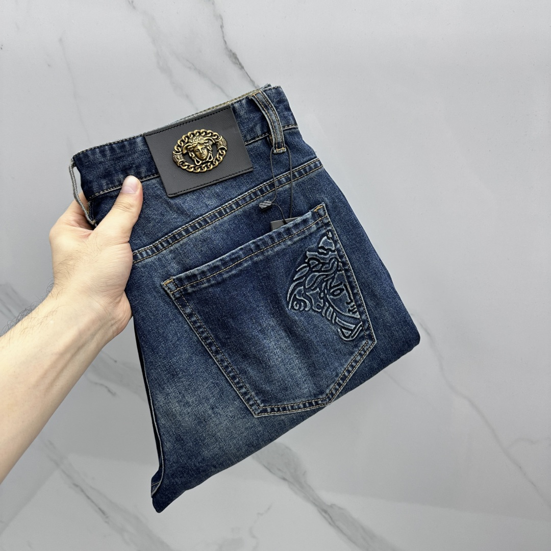 NO:776047,Versace's high-end customized, 26 early spring new thin jeans are sold simultaneously at the counter. Original customized replicas. Customer-supplied hardware accessories. Original quality. Imported solid-color denim fabrics. Heavy washing. Fine workmanship and routing. Excellent upper body!  The preferred item is complete with three standards, AX size 30-38, no 37,,versace,versace,jeans,19860909Versace范思哲 高端定制、26早春新款薄款牛仔裤 柜台同步发售 原版定制复刻 客供五金辅料 原单品质 进口固色牛仔面料 重工洗水 做工走线精细 上身绝佳！优选单品 三标齐全 AX 码数30-38无37,,versace,versace,jeans,,Men's clothing