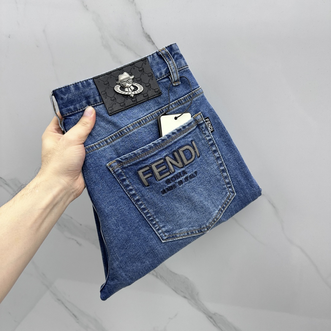 NO:776050,Fendi Fendi's high-end customized, 26 early spring new thin jeans are sold simultaneously at the counter. Original customized replicas. Customer-supplied hardware accessories. Original quality. Imported solid-color denim fabric. Heavy washing. Fine workmanship and routing. Excellent upper body!  The preferred item is complete with three standards, AX code number 30-38, no 37, fendi, fendi, jeans,19860909Fendi芬迪 高端定制、26早春新款薄款牛仔裤 柜台同步发售 原版定制复刻 客供五金辅料 原单品质 进口固色牛仔面料 重工洗水 做工走线精细 上身绝佳！优选单品 三标齐全 AX 码数30-38无37,,fendi,fendi,jeans,,Men's clothing