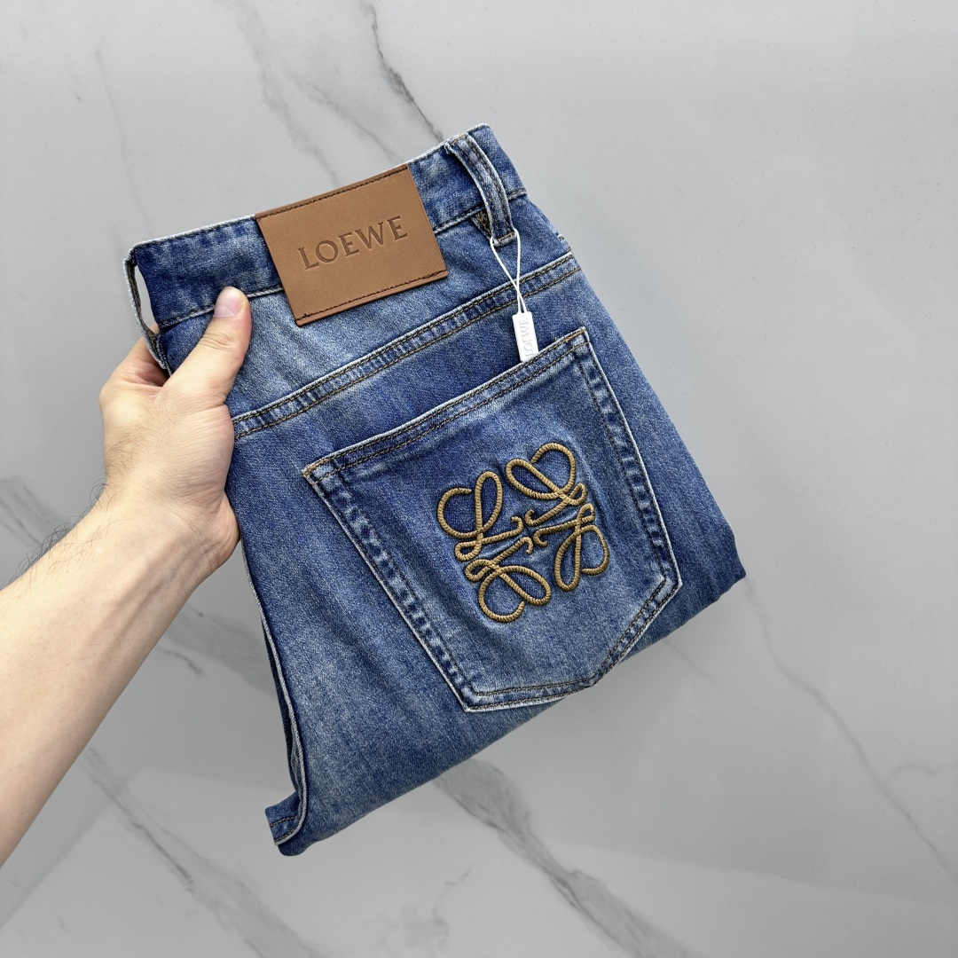 NO:776012,LOEWE high-end customization, 26 early spring new thin jeans, sold simultaneously at the counter, original customized replica, customer-supplied hardware accessories, original quality, imported solid color denim fabric, heavy washing, fine workmanship and routing, excellent upper body!  The preferred item is complete with three standards, AX size 30-38, no 37,,loewe,loewe,jeans,19860909LOEWE罗意威 高端定制、26早春新款薄款牛仔裤 柜台同步发售 原版定制复刻 客供五金辅料 原单品质 进口固色牛仔面料 重工洗水 做工走线精细 上身绝佳！优选单品 三标齐全 AX 码数30-38无37,,loewe,loewe,jeans,,Men's clothing