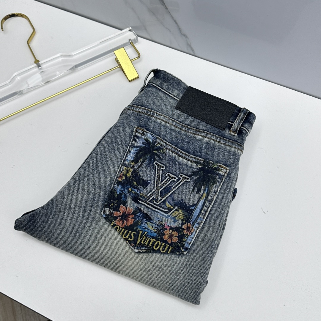 NO:835141,LV Louis Vuitton high-end customization, 26ss new denim shorts, simultaneous sale at the counter, original custom-made replica, customer-supplied hardware accessories, original quality, imported solid color denim fabric, heavy craftsmanship, hand-painted logo brand, fine workmanship, better upper body, effectively adjust body proportions. Preferred items, su size 29-38, no 35.37,, louis vuitton, louis vuitton, shorts,19860909LV路易威登 高端定制、26ss新款牛仔短裤 柜台同步发售 原版定制复刻 客供五金辅料 原单品质 进口固色牛仔面料 重工艺手绘logo品牌 做工走线精细 上身更佳,有效调整身型比例.优选单品su 码数29-38无35.37,,louis vuitton,louis vuitton,shorts,,Men's clothing