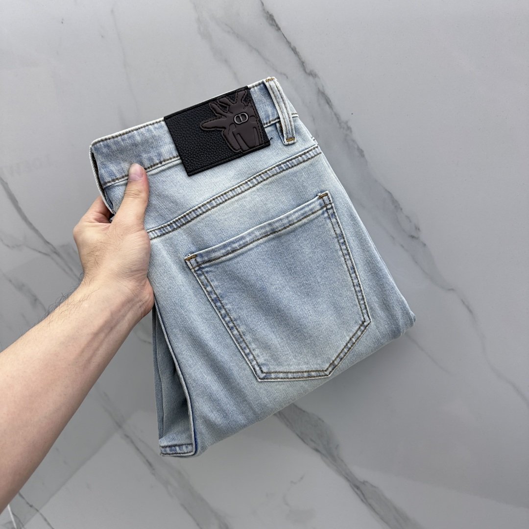 NO:827906,Dior Dior's high-end customization, the latest washed jeans for spring 26, straight leg, sold simultaneously at the counter, original customized replica, customized accessories provided by customers, original quality, imported solid color elastic fabric, breathable and comfortable. Fine workmanship and routing, excellent upper body!  Preferred single A16 code number 29-38 no 37,,dior,dior,jeans,19860909Dior迪奥 高端定制、26春季最新款洗水牛仔裤 直筒 柜台同步发售 原版定制复刻 客供定制辅料 原单品质 进口固色弹力面料 透气舒适.做工走线精细 上身绝佳！优选单A16 码数29-38无37,,dior,dior,jeans,,Men's clothing