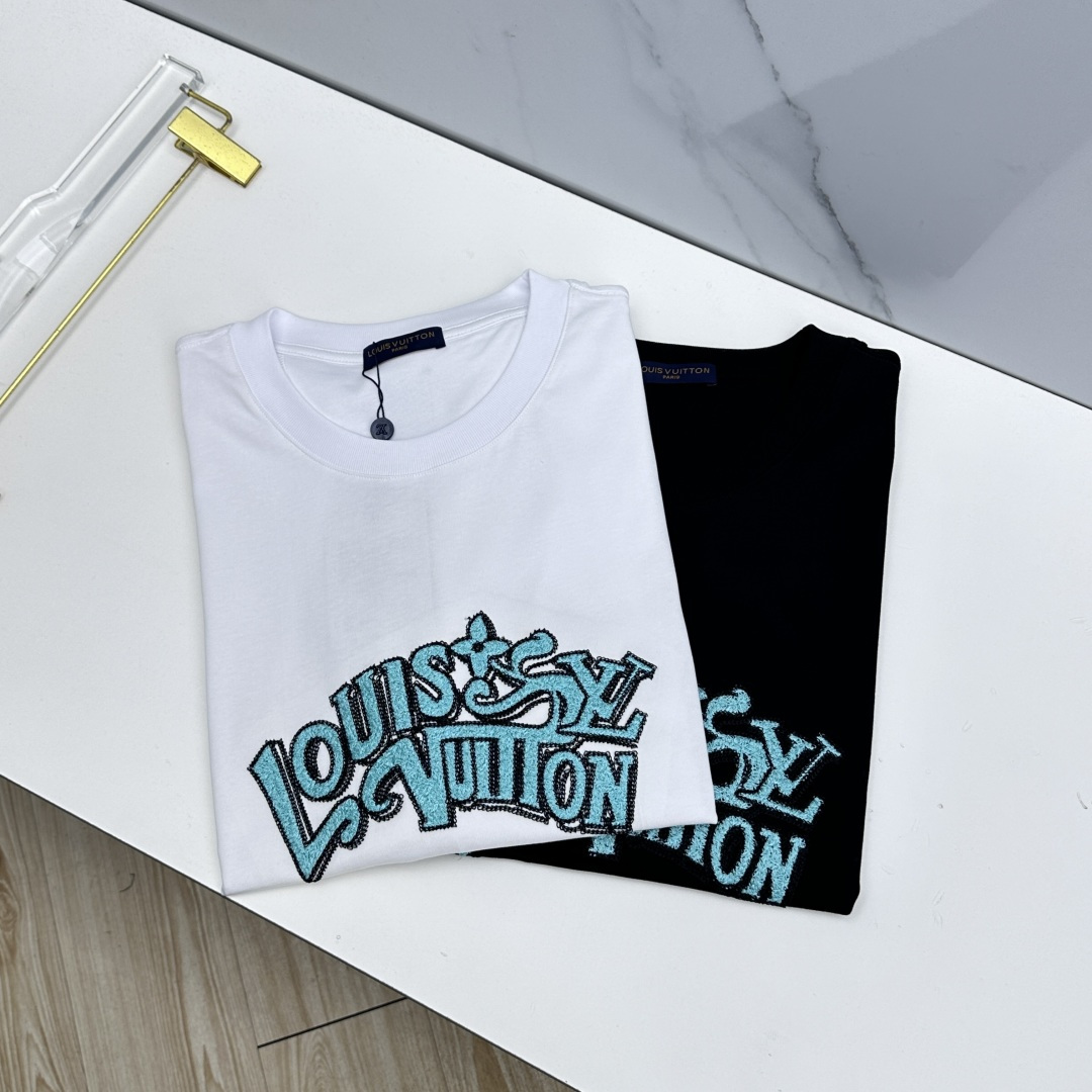 NO:844382,LV Louis Vuitton 2026 spring and summer new short-sleeved official website T-shirt, heavy logo embroidery, double yarn pure cotton fabric, diversified matching, catering to the current innovative trend of fashion cutting-edge, collision of retro and modern elements, extreme violent aesthetics. Fashion matching, complete three standards, se sizes S-XXL,, louis vuitton, louis vuitton, T-shirt, tees, t-shirt,19860909LV路易威登 2026春夏新款短袖 官网同款T恤,重工logo刺绣,双纱纯棉面料 多元化搭配 迎合眼下时尚前沿的创新趋势 复古与现代化元素的碰撞 极端的暴力美学.时尚搭配 三标齐全 se 尺码S-XXL,,louis vuitton,louis vuitton,T-shirt,tees，t-shirt,,Men's clothing