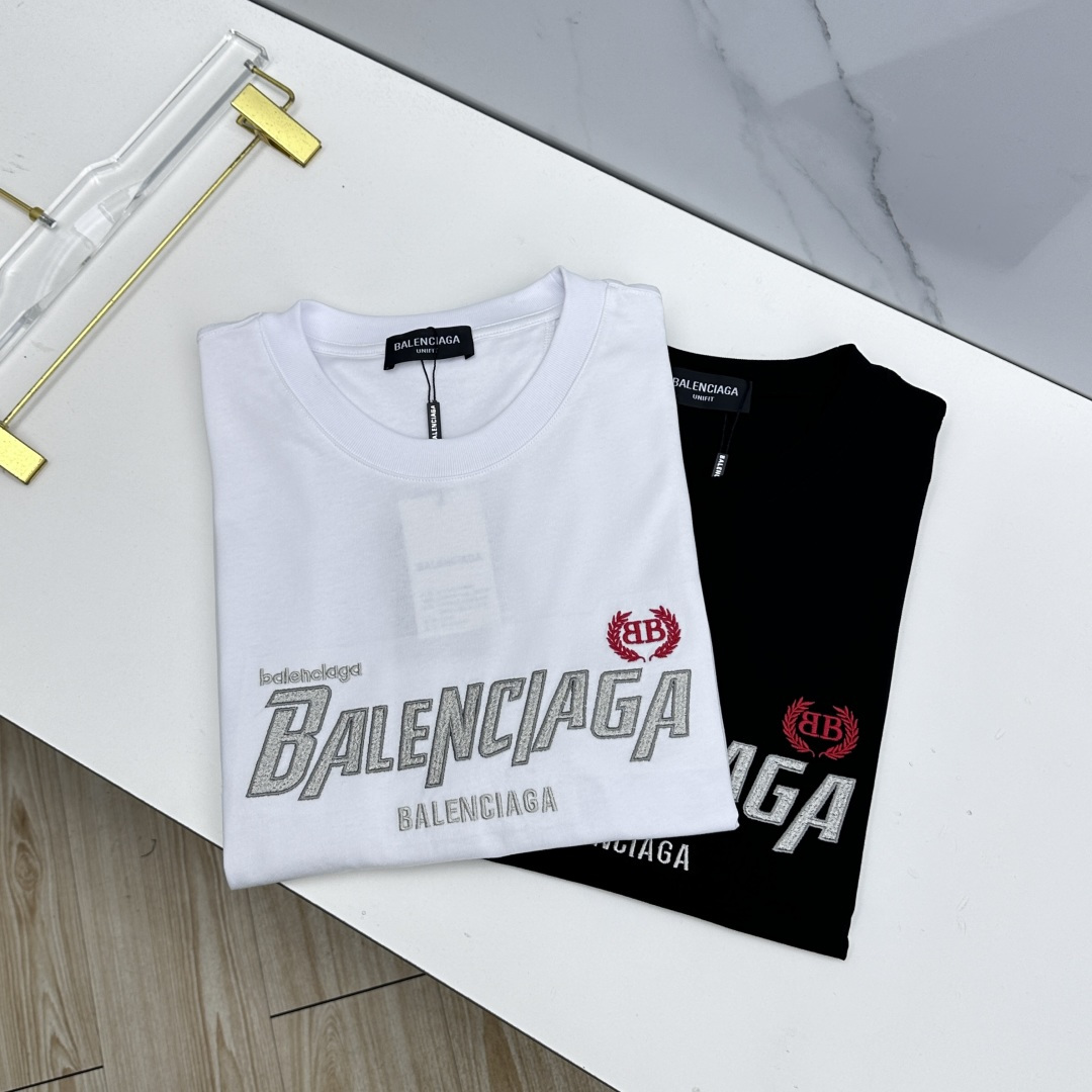 NO:844347,Balenciaga Balenciaga 2026 spring and summer new short-sleeved official website T-shirt, heavy logo embroidery, double yarn pure cotton fabric, diversified matching, catering to the current innovative trend of fashion cutting-edge, collision of retro and modern elements, extreme violent aesthetics. Fashion matching, complete three standards, se sizes S-XXL,, balenciaga, balenciaga, T-shirt, tees, t-shirt,19860909Balenciaga巴黎世家 2026春夏新款短袖 官网同款T恤,重工logo刺绣,双纱纯棉面料 多元化搭配 迎合眼下时尚前沿的创新趋势 复古与现代化元素的碰撞 极端的暴力美学.时尚搭配 三标齐全 se 尺码S-XXL,,balenciaga,balenciaga,T-shirt,tees，t-shirt,,Men's clothing