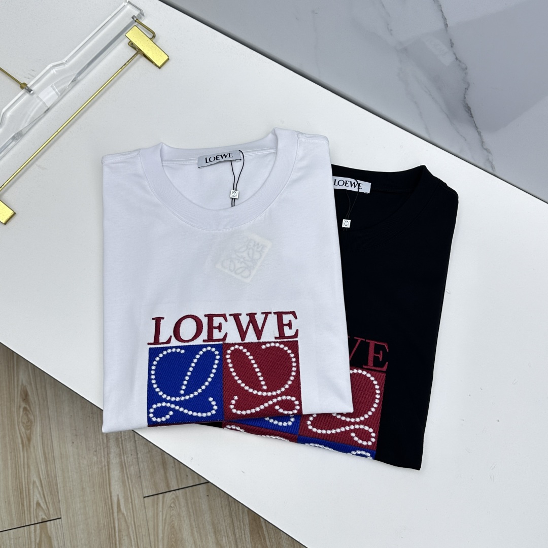 NO:844359,LOEWE 2026 spring and summer new short-sleeved official website same T-shirt, heavy logo embroidery, double yarn pure cotton fabric, diversified matching, catering to the current innovative trend of fashion cutting-edge, collision of retro and modern elements, extreme violent aesthetics. Fashion matching, complete three standards, se sizes S-XXL,, loewe, loewe, T-shirt, tees, t-shirt,19860909LOEWE罗意威 2026春夏新款短袖 官网同款T恤,重工logo刺绣,双纱纯棉面料 多元化搭配 迎合眼下时尚前沿的创新趋势 复古与现代化元素的碰撞 极端的暴力美学.时尚搭配 三标齐全 se 尺码S-XXL,,loewe,loewe,T-shirt,tees，t-shirt,,Men's clothing