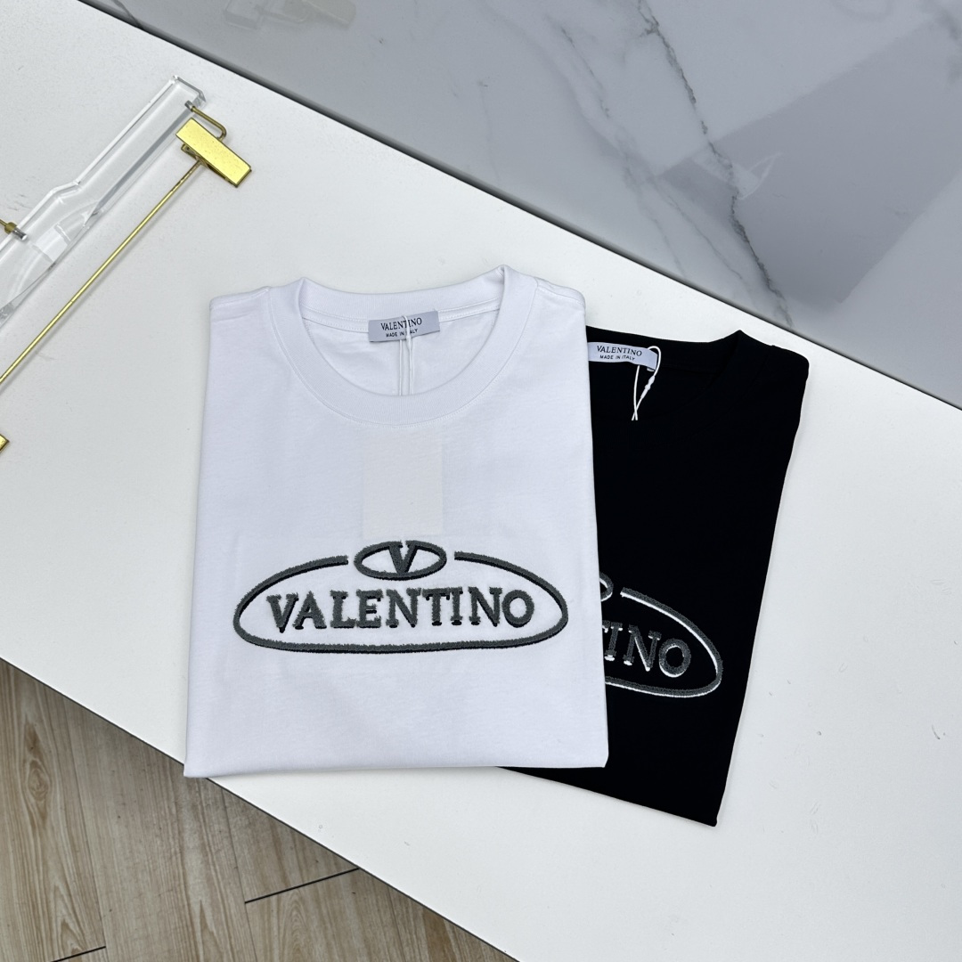 NO:844363,Valentino Valentino 2026 spring and summer new short-sleeved T-shirt of the same style as the official website, heavy logo embroidery, double yarn pure cotton fabric, diversified matching, catering to the current innovative trend of fashion cutting-edge, collision of retro and modern elements, extreme violent aesthetics. Fashion matching, complete three standards, se sizes S-XXL,, valentino, valentino, T-shirt, tees, t-shirt,19860909Valentino华伦天奴 2026春夏新款短袖 官网同款T恤,重工logo刺绣,双纱纯棉面料 多元化搭配 迎合眼下时尚前沿的创新趋势 复古与现代化元素的碰撞 极端的暴力美学.时尚搭配 三标齐全 se 尺码S-XXL,,valentino,valentino,T-shirt,tees，t-shirt,,Men's clothing