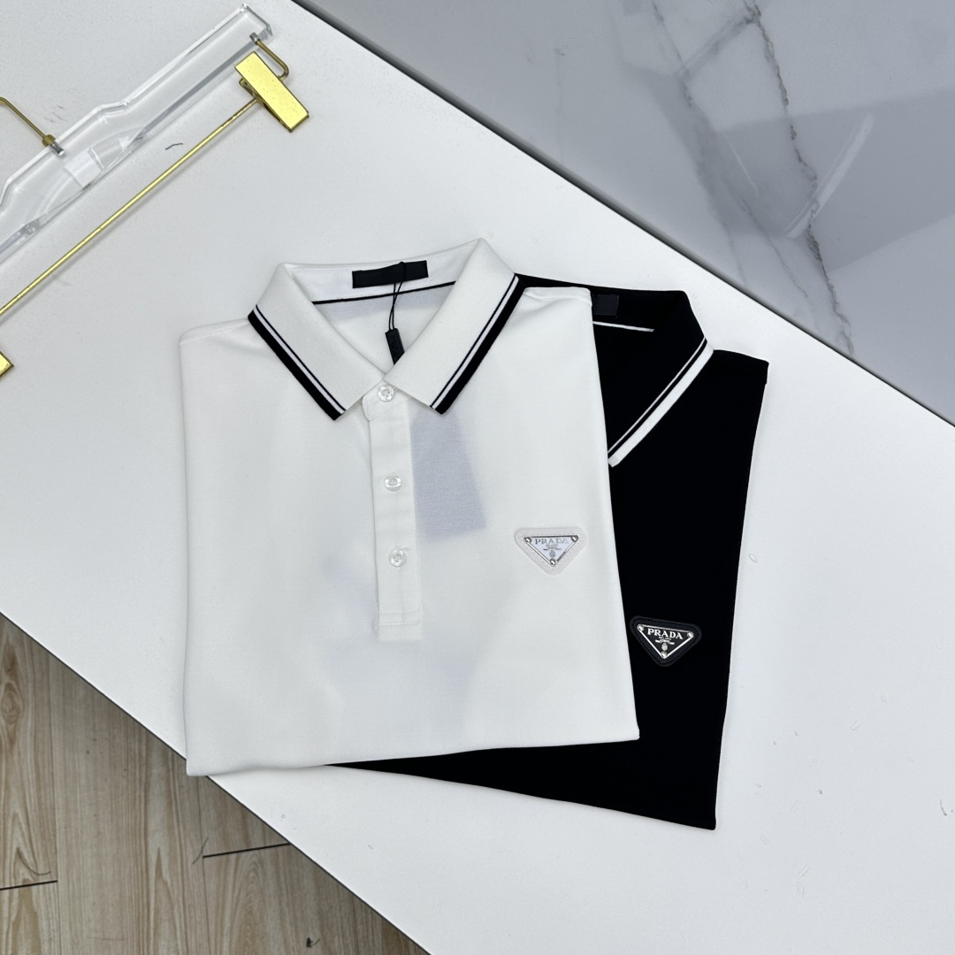 NO:844362,Prada's new spring and summer lapel short-sleeved polo shirt. Simple, fashionable and versatile. Iconic logo. Eye-catching and slim. Customized imported double-strand pique fabric. Comfortable to wear. Breathable. Very wide version. High-grade and textured. Fashionable and casual. Good-looking and easy to match. Sizes M-3XL, prada, prada, T-shirt,19860909Prada普拉达 春夏新款翻领Polo衫短袖 简洁时尚百搭 标志性logo 吸睛显瘦 定制进口双股珠地面料 穿着舒适 透气 版型挺阔 档次高有质感 时尚休闲 好看好搭se 尺码M-3XL,,prada,prada,T-shirt,,Men's clothing