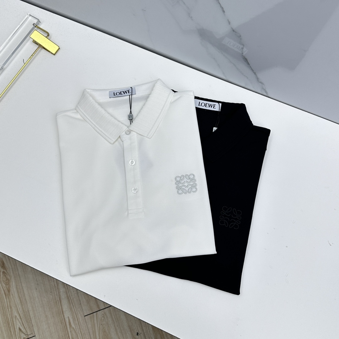 NO:844367,LOEWE's new spring and summer lapel polo short-sleeved shirt. Simple, fashionable and versatile. Iconic logo. Eye-catching and slim. Customized imported double-strand pique fabric. Comfortable to wear. Breathable. Very wide version. High-grade and texture. Fashionable and casual. Good-looking and easy to match. Sizes M-3XL,,loewe,loewe,T-shirt,19860909LOEWE罗意威 春夏新款翻领Polo衫短袖 简洁时尚百搭 标志性logo 吸睛显瘦 定制进口双股珠地面料 穿着舒适 透气 版型挺阔 档次高有质感 时尚休闲 好看好搭se 尺码M-3XL,,loewe,loewe,T-shirt,,Men's clothing