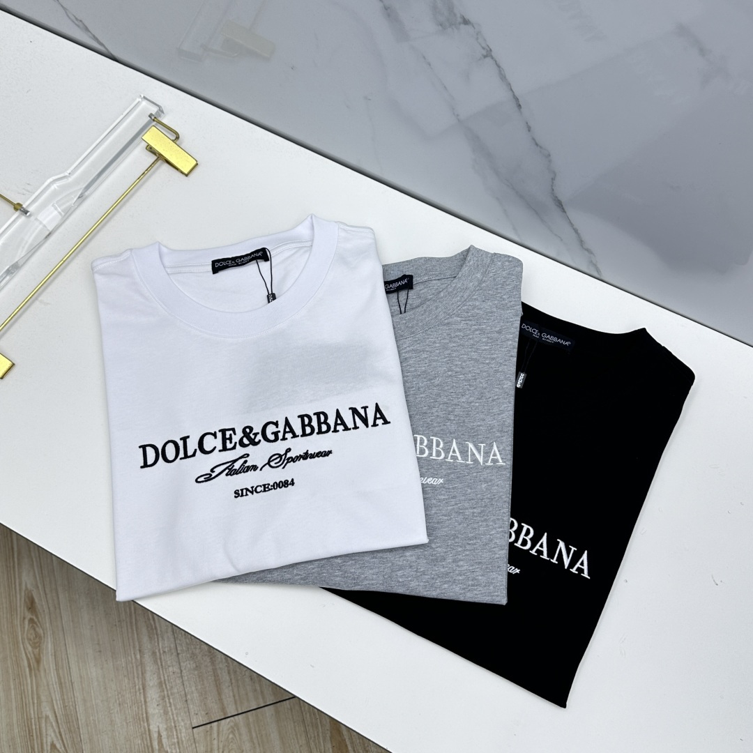 NO:844377,DG Dolce & Gabbana 2026 spring and summer new short-sleeved official website T-shirt, heavy industry logo embroidery, double yarn pure cotton fabric, diversified matching, catering to the current innovative trend of fashion cutting-edge, collision of retro and modern elements, extreme violent aesthetics. Fashion matching, complete three standards, se sizes S-XXL,, Dolce&Gabbana, T-shirt, tees, t-shirt,19860909DG杜嘉班纳 2026春夏新款短袖 官网同款T恤,重工logo刺绣,双纱纯棉面料 多元化搭配 迎合眼下时尚前沿的创新趋势 复古与现代化元素的碰撞 极端的暴力美学.时尚搭配 三标齐全 se 尺码S-XXL,,Dolce&Gabbana,T-shirt,tees，t-shirt,,Men's clothing