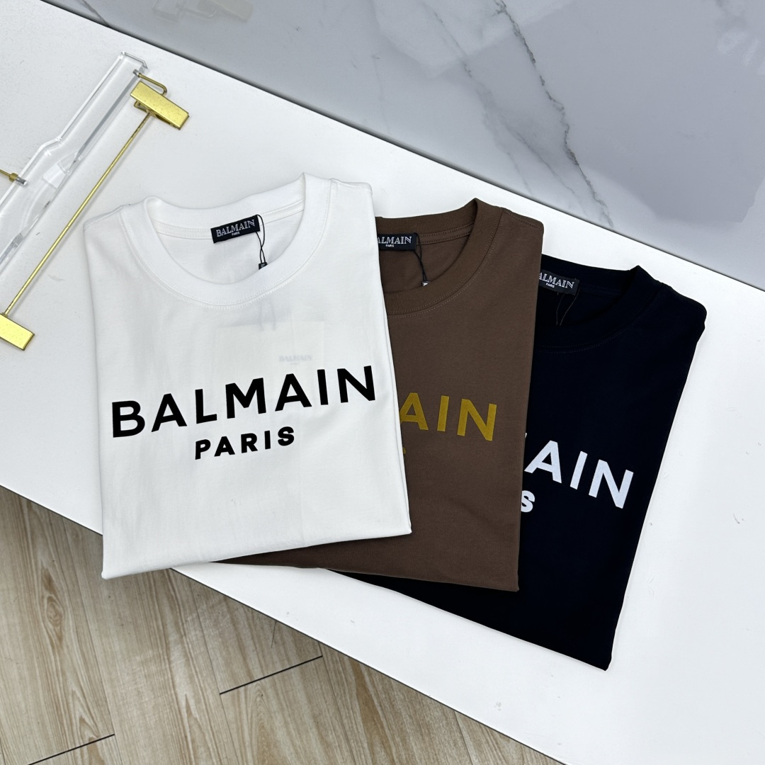 NO:829162,Balmain Balmain 2026 spring and summer new short-sleeved T-shirt of the same style as the official website, double yarn pure cotton fabric, diversified matching, catering to the current innovative trend of fashion cutting-edge, collision of retro and modern elements, extreme violent aesthetics. Fashion matching, complete three standards A33, size M-3XL,, balmain, balmain, T-shirt, tees, t-shirt,19860909Balmain巴尔曼 2026春夏新款短袖 官网同款T恤,双纱纯棉面料 多元化搭配 迎合眼下时尚前沿的创新趋势 复古与现代化元素的碰撞 极端的暴力美学.时尚搭配 三标齐全A33 尺码M-3XL,,balmain,balmain,T-shirt,tees，t-shirt,,Men's clothing