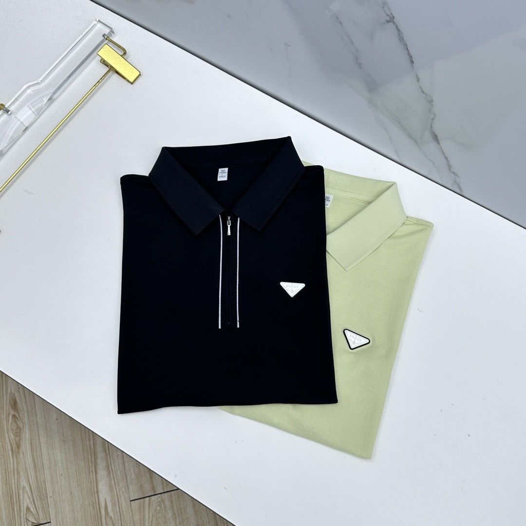 NO:827727,Prada's new spring and summer lapel polo short-sleeved shirt. Simple, fashionable and versatile. Iconic logo. Eye-catching and slim. Customized imported double-ply piqué fabric. Comfortable to wear. Breathable. Very wide version. High-grade and textured. Fashionable and casual. rr looks good and goes well with. Sizes M-4XL, prada, prada, T-shirt,19860909Prada普拉达 春夏新款翻领Polo衫短袖 简洁时尚百搭 标志性logo 吸睛显瘦 定制进口双股珠地面料 穿着舒适 透气 版型挺阔 档次高有质感 时尚休闲 rr好看好搭 尺码M-4XL,,prada,prada,T-shirt,,Men's clothing