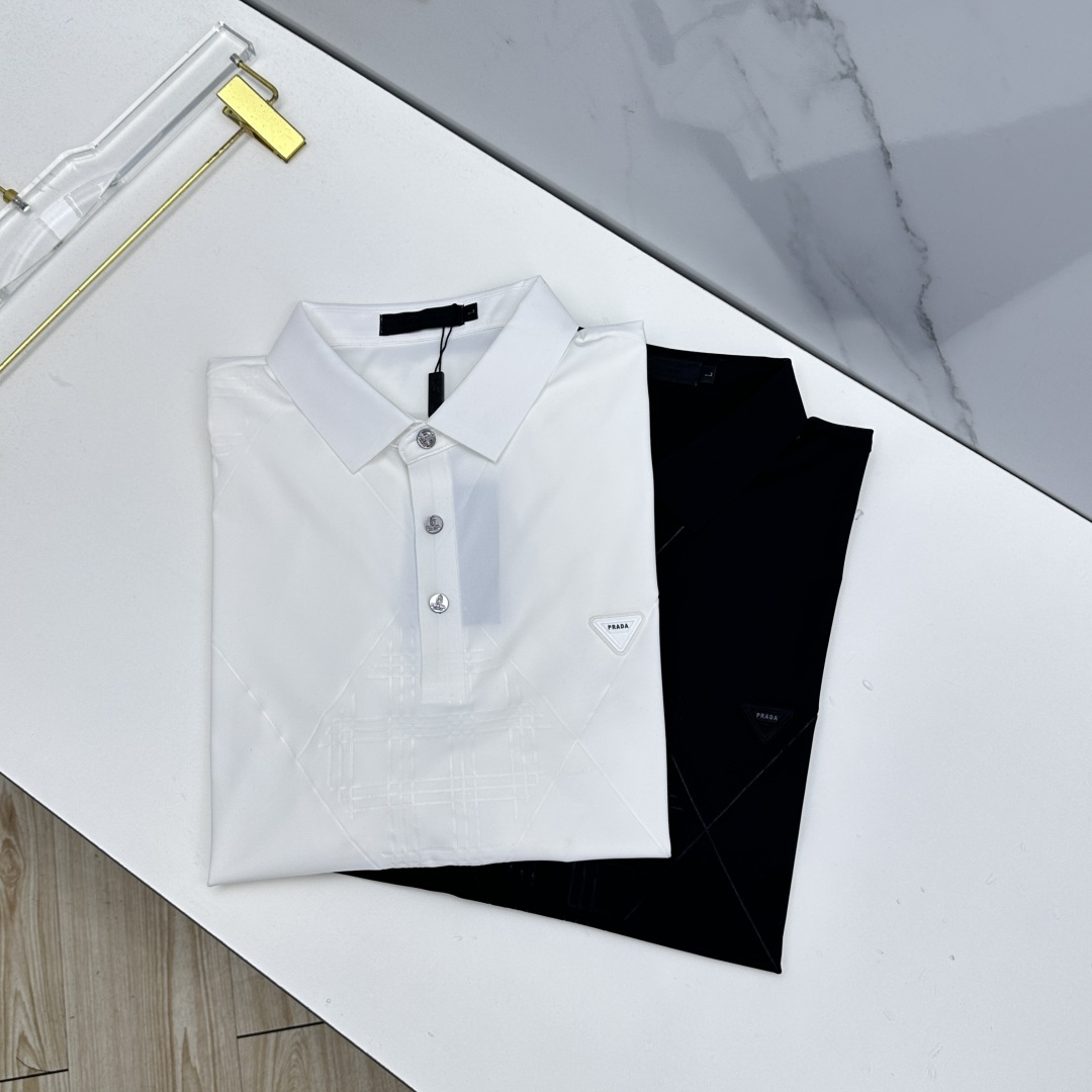 NO:827742,Prada's new spring and summer lapel polo short-sleeved shirt is simple, fashionable and versatile. Iconic logo is eye-catching and slimming. Customized imported mercerized fabric. Comfortable to wear. Breathable. Very wide version. High-grade and textured. Fashionable and casual. rr good-looking and easy to match. Sizes M-4XL, prada, prada, T-shirt,19860909Prada普拉达 春夏新款翻领Polo衫短袖 简洁时尚百搭 标志性logo 吸睛显瘦 定制进口丝光面料 穿着舒适 透气 版型挺阔 档次高有质感 时尚休闲 rr好看好搭 尺码M-4XL,,prada,prada,T-shirt,,Men's clothing