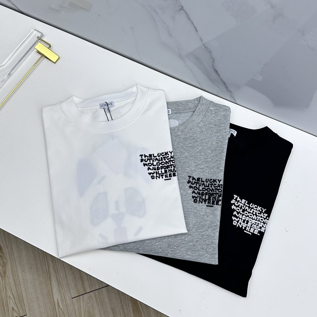 NO:827751,LOEWE's new debut counter, the latest short-sleeved round neck T-shirt, high-end custom design, avant-garde and fashionable!  The brand logo is designed with heavy craftsmanship. High-end long-staple cotton fabric. Soft to the touch. Comfortable to wear. Counter-level exquisite stitching. Fine workmanship. The upper body effect is incomparably handsome!  A must-have item for a stylish man!  A7 size S-XL,,loewe,loewe,T-shirt,tees,t-shirt,19860909LOEWE罗意威 新款首发专柜最新款短袖圆领T恤 高端订制 设计前卫时尚！品牌logo重工艺设计 高端长绒棉面料.手感柔软.穿着舒适.专柜级别精致车线.做工精细.上身效果无敌帅气！型男必备单品！A7 尺码S-XL,,loewe,loewe,T-shirt,tees，t-shirt,,Men's clothing