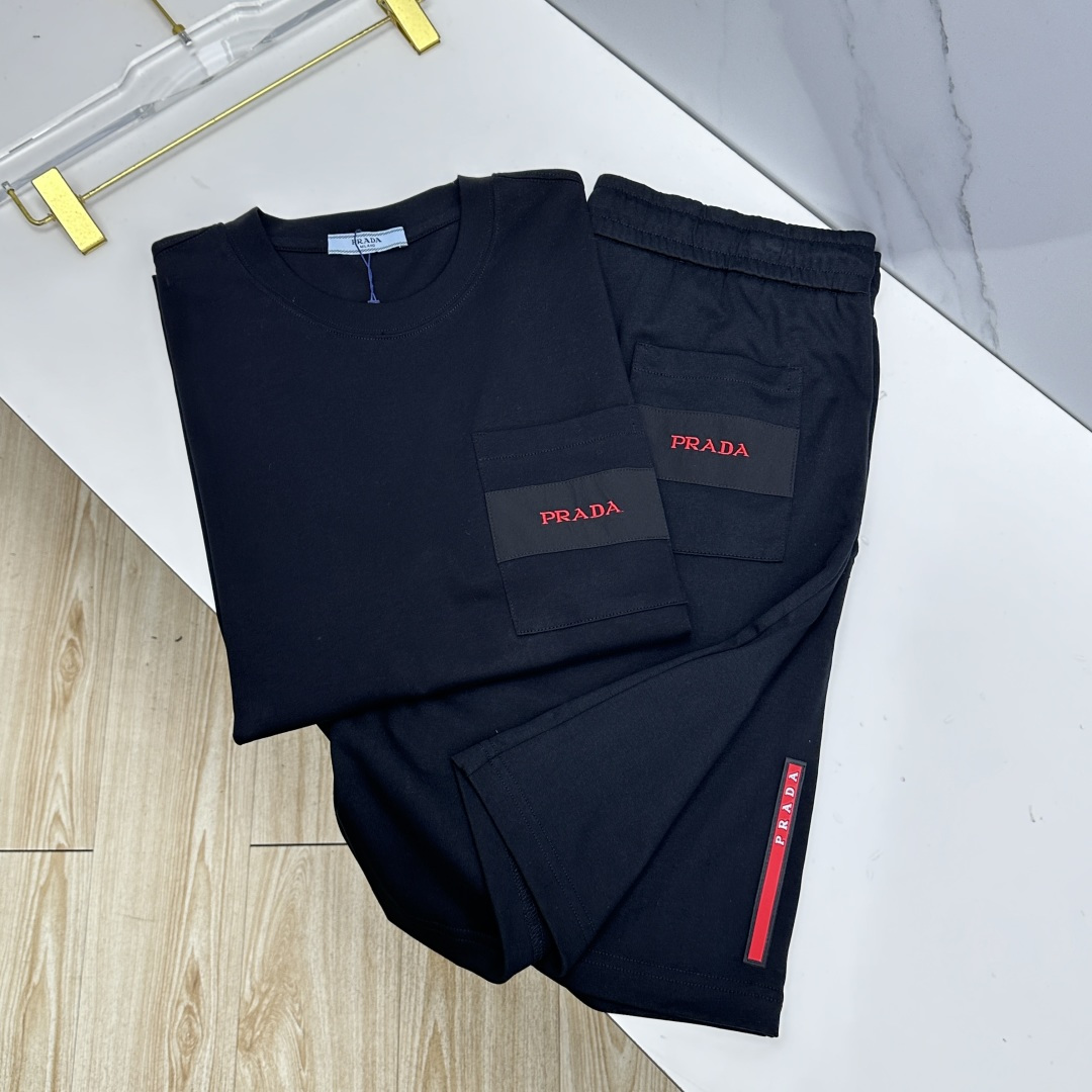 NO:831494,Prada's new spring and summer suits, men's and women's models, are rarely available in trading company channels. Basically, they will be seen every season. We look forward to the interpretations of all fashionable men and women!  This model is made of pure cotton washable material provided by customers!  The close-fitting feel and breathability are impeccable!  The upper body is very white and supports the skin tone!  Both men and women can easily match their own fashionable and high-end outfits!  AL size M-3XL,,prada,prada,19860909Prada普拉达 春夏新款套装,男女款 贸易公司渠道稀出,基本每一季都会有它的背影所在,期待着所有潮男潮女们的演绎！此款选用客供纯棉洗水材质打造！贴身穿着亲肤感与透气性都无法挑剔！上身非常的显白承托肤色！无论男女皆可轻松搭配出属于自我的时尚高级穿搭！AL 尺码M-3XL,,prada,prada,,Men's clothing