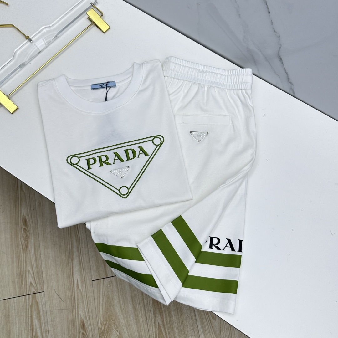 🆕Prada普拉达 春夏新款套装，男女款 贸易公司渠道稀出，基本每一季都会有它的背影所在，期待着所有潮男