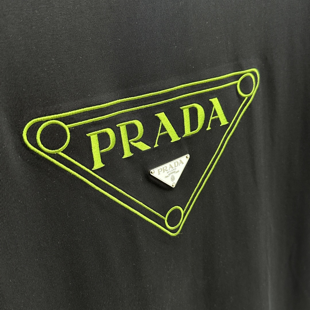 🆕Prada普拉达 春夏新款套装，男女款 贸易公司渠道稀出，基本每一季都会有它的背影所在，期待着所有潮男
