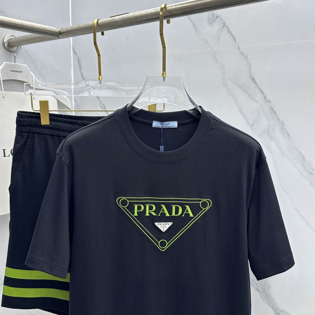 🆕Prada普拉达 春夏新款套装，男女款 贸易公司渠道稀出，基本每一季都会有它的背影所在，期待着所有潮男