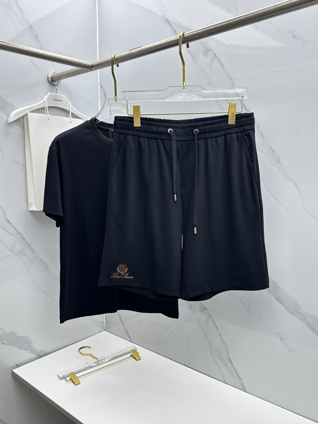 🆕Loro Piana 春夏新款套装，男女款 贸易公司渠道稀出，基本每一季都会有它的背影所在，期待着所有