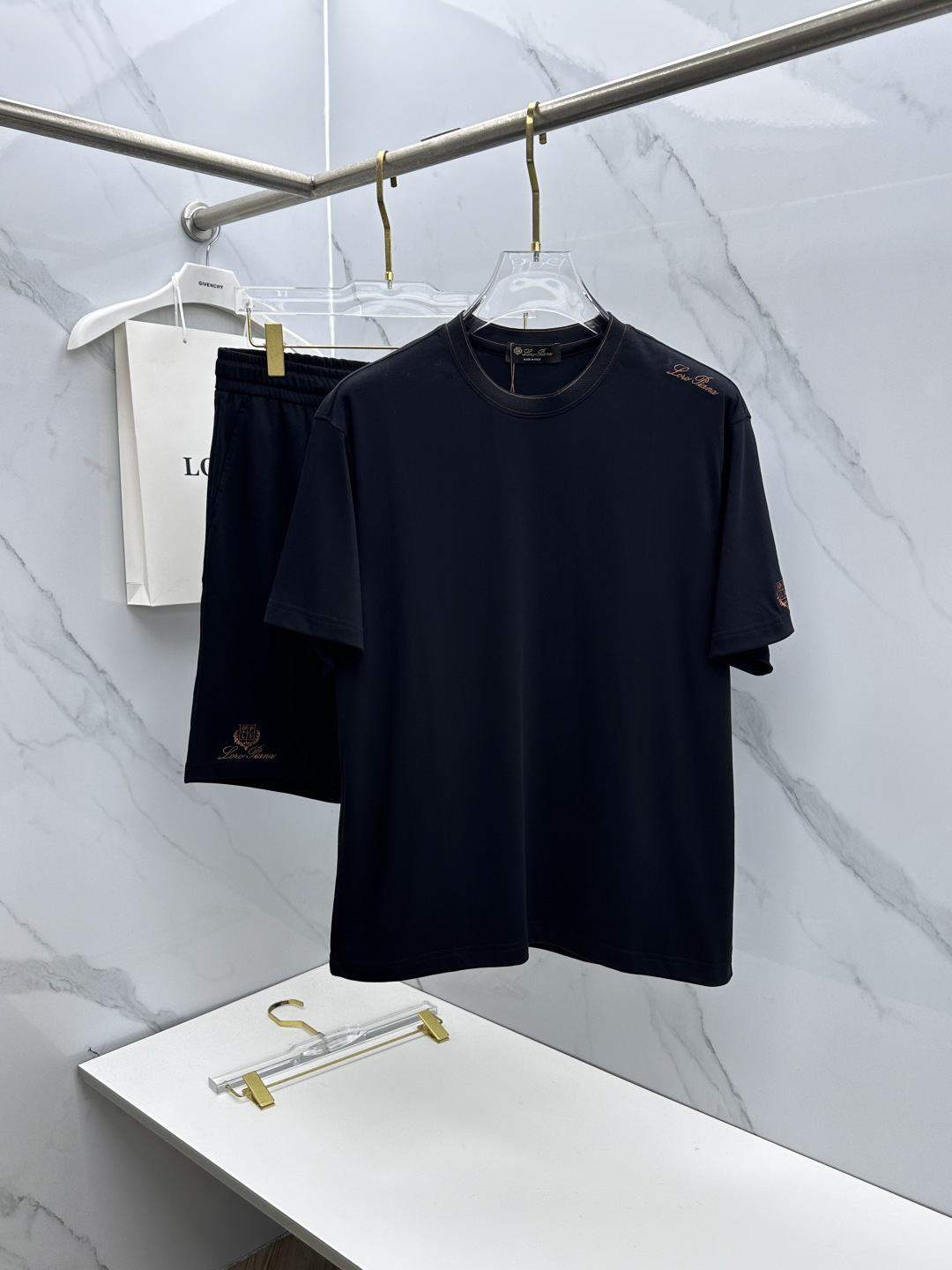 🆕Loro Piana 春夏新款套装，男女款 贸易公司渠道稀出，基本每一季都会有它的背影所在，期待着所有