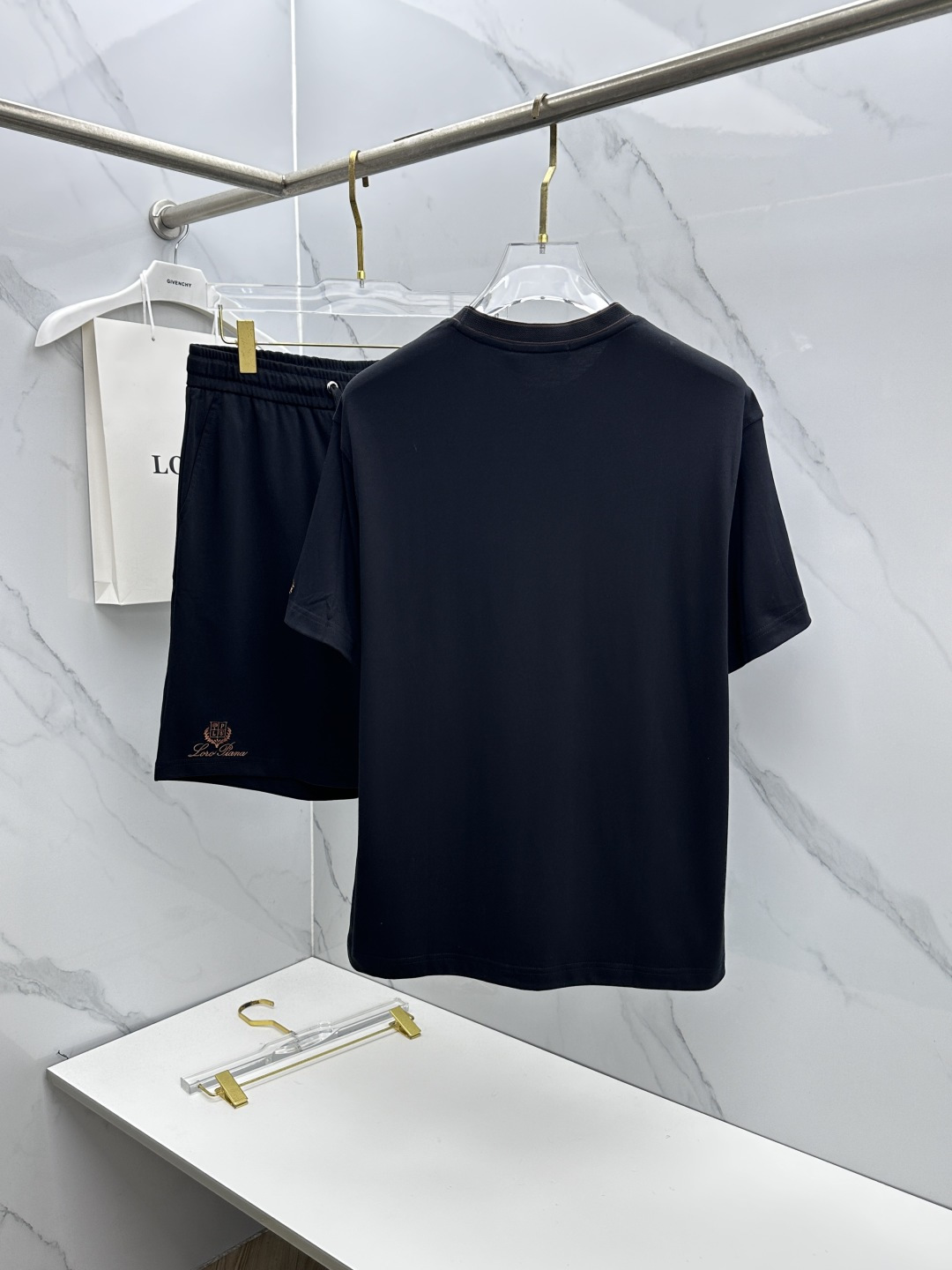 🆕Loro Piana 春夏新款套装，男女款 贸易公司渠道稀出，基本每一季都会有它的背影所在，期待着所有