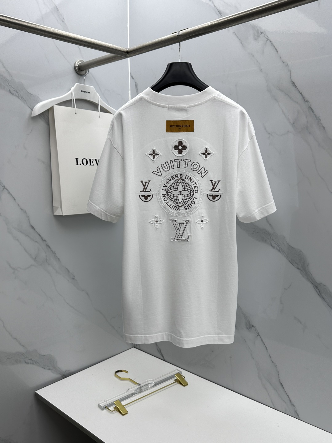 🆕LV路易威登 新款首发专柜最新款短袖圆领T恤 高端订制 设计前卫时尚！品牌logo重工艺设计 高端长绒