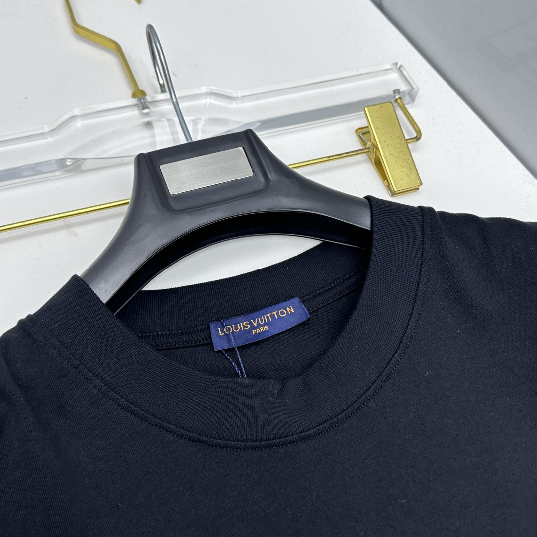🆕LV路易威登 新款首发专柜最新款短袖圆领T恤 高端订制 设计前卫时尚！品牌logo重工艺设计 高端长绒