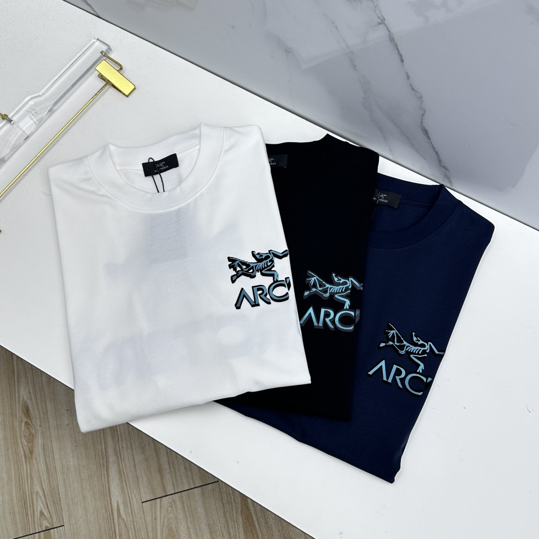 NO:831466,ARCTERYX Archaeopteryx 26ss spring and summer new model debuts, the latest short-sleeved round neck T-shirt at the counter, high-end customization, avant-garde and fashionable design!  The brand logo is designed with heavy craftsmanship. High-end long-staple cotton fabric. Soft to the touch. Comfortable to wear. Counter-level exquisite stitching. Fine workmanship. The upper body effect is incomparably handsome!  A must-have item for a stylish man!  xh size S-2XL,arc'teryx,T-shirt,tees,t-shirt,19860909ARCTERYX始祖鸟 26ss春夏新款首发,专柜最新款短袖圆领T恤 高端订制 设计前卫时尚！品牌logo重工艺设计 高端长绒棉面料.手感柔软.穿着舒适.专柜级别精致车线.做工精细.上身效果无敌帅气！型男必备单品！xh 尺码S-2XL,arc'teryx,T-shirt,tees，t-shirt,,Men's clothing
