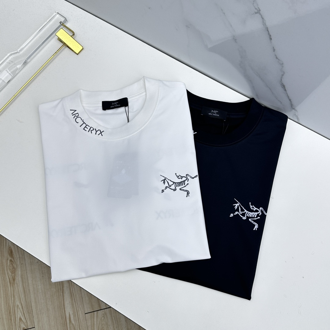 NO:831473,ARCTERYX Archaeopteryx 26ss spring and summer new model debuts, the latest short-sleeved round neck T-shirt at the counter, high-end customization, avant-garde and fashionable design!  The brand logo is designed with heavy craftsmanship. Customized high-tech quick-drying fabrics. Soft to the touch. Comfortable to wear. Exquisite stitching at the counter level. Fine workmanship. The upper body effect is incomparably handsome!  A must-have item for a stylish man!  xh size S-2XL,arc'teryx,T-shirt,tees,t-shirt,19860909ARCTERYX始祖鸟 26ss春夏新款首发,专柜最新款短袖圆领T恤 高端订制 设计前卫时尚！品牌logo重工艺设计 定制高科技速干面料.手感柔软.穿着舒适.专柜级别精致车线.做工精细.上身效果无敌帅气！型男必备单品！xh 尺码S-2XL,arc'teryx,T-shirt,tees，t-shirt,,Men's clothing