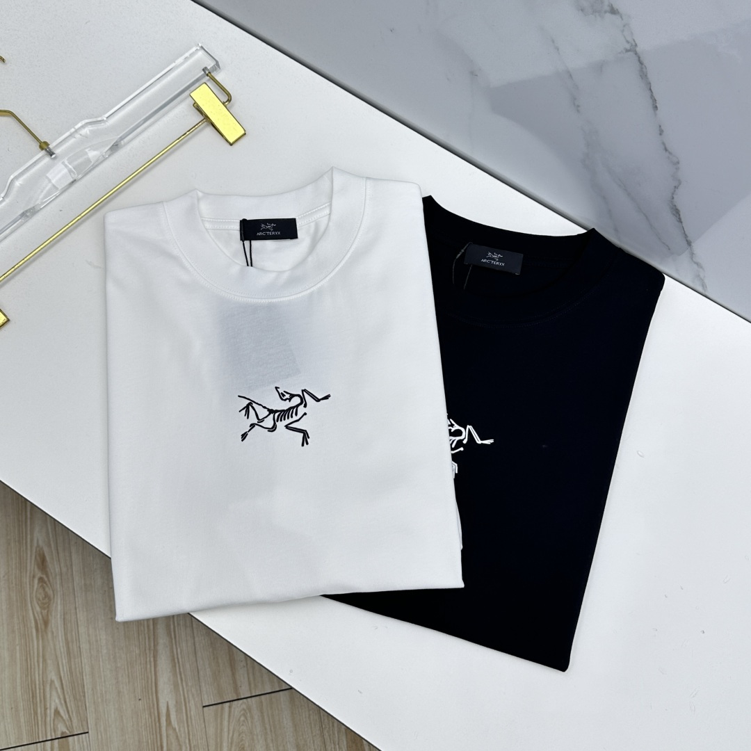 NO:827889,ARCTERYX spring and summer new launch counter latest short-sleeved round neck T-shirt, high-end custom design, avant-garde and fashionable!  Brand logo craft design. High-end customized mercerized long-staple cotton fabric. Soft to the touch. Comfortable to wear. Counter-level exquisite stitching. Fine workmanship. The upper body effect is incomparably handsome!  A must-have item for a stylish man!  Xh original product, size S-XXL, arc'teryx, T-shirt, tees, t-shirt,19860909ARCTERYX始祖鸟 春夏新款首发专柜最新款短袖圆领T恤 高端订制 设计前卫时尚！品牌logo工艺设计 高端定制丝光长绒棉面料.手感柔软.穿着舒适.专柜级别精致车线.做工精细.上身效果无敌帅气！型男必备单品！ Xh原单出品 码数S-XXL,arc'teryx,T-shirt,tees，t-shirt,,Men's clothing