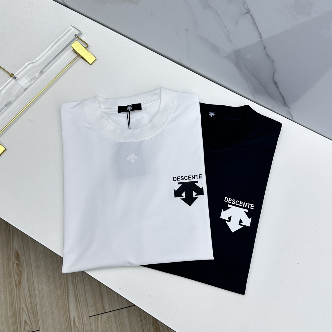 NO:827899,DESCENTE's new spring and summer debut counter, the latest short-sleeved round neck T-shirt, high-end custom design, avant-garde and fashionable!  Brand logo craft design, customized quick-drying fabric. Soft to the touch. Comfortable to wear. Counter-level exquisite stitching. Fine workmanship. The upper body effect is incomparably handsome!  A must-have item for a stylish man!  Xh original product, size S-XXL,, T-shirt, tees, t-shirt,19860909DESCENTE迪桑特 春夏新款首发专柜最新款短袖圆领T恤 高端订制 设计前卫时尚！品牌logo工艺设计 定制速干面料.手感柔软.穿着舒适.专柜级别精致车线.做工精细.上身效果无敌帅气！型男必备单品！ Xh原单出品 码数S-XXL,,T-shirt,tees，t-shirt,,Men's clothing