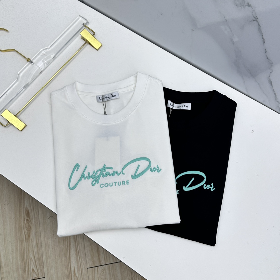 NO:827909,Dior Dior 2026 spring and summer new short-sleeved T-shirt of the same style as the official website, double yarn pure cotton fabric, diversified matching, catering to the current innovative trend of fashion cutting-edge, collision of retro and modern elements, extreme violent aesthetics. Fashion matching, complete three standards a17 size S-XXL,, dior, dior, T-shirt, tees, t-shirt,19860909Dior迪奥 2026春夏新款短袖 官网同款T恤,双纱纯棉面料 多元化搭配 迎合眼下时尚前沿的创新趋势 复古与现代化元素的碰撞 极端的暴力美学.时尚搭配 三标齐全 a17 尺码S-XXL,,dior,dior,T-shirt,tees，t-shirt,,Men's clothing